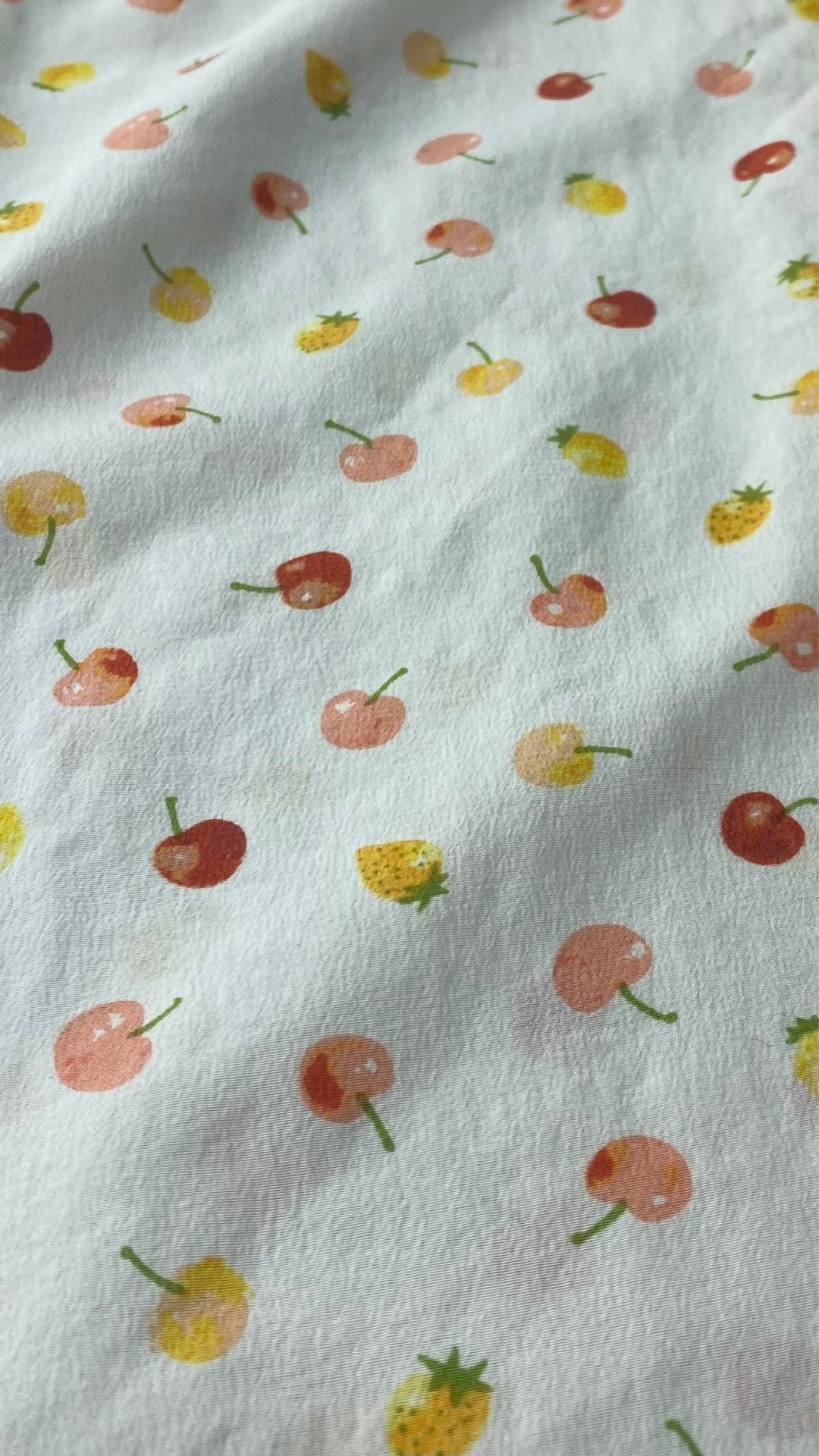 Chemisier sans manches en soie à motifs de petits fruits, Equipment, taille small. Vue de près du tissu.
