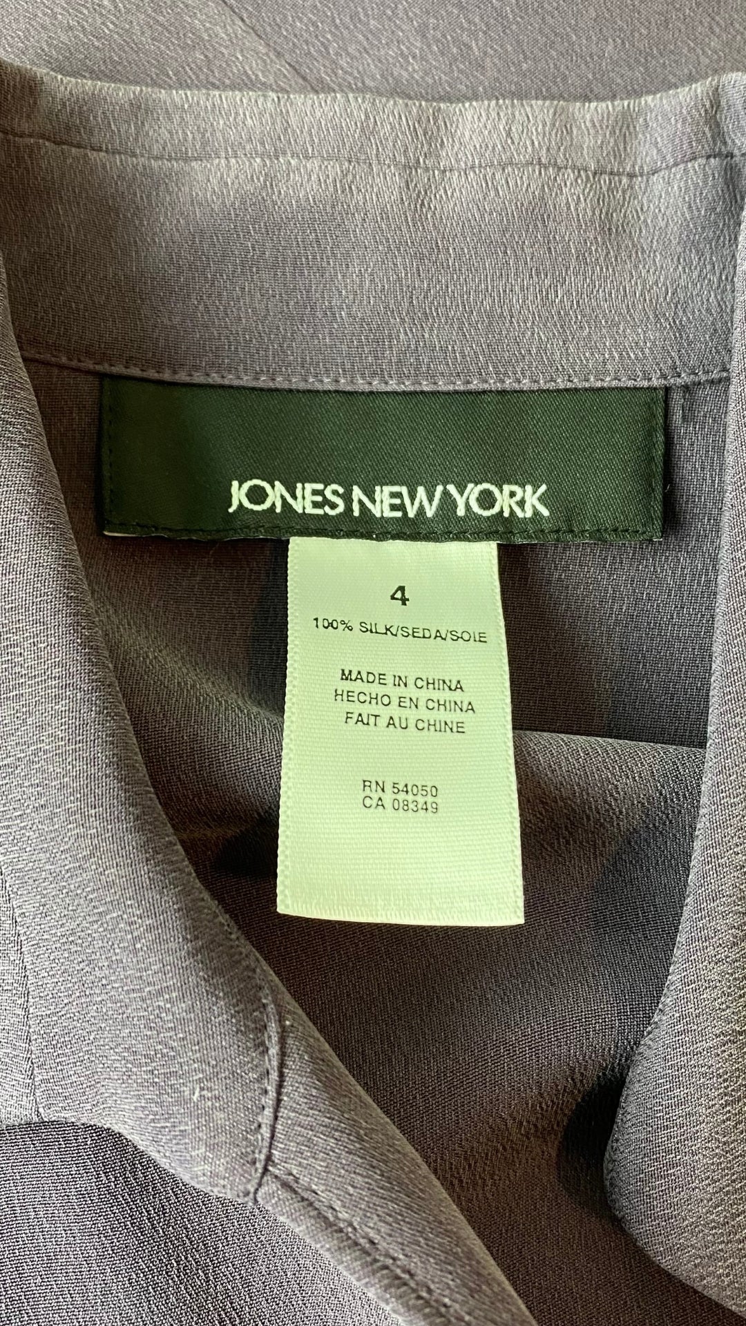 Chemisier en soie mauve sans manches Jones New York, taille 4 (xs/s). Vue de l'étiquette de marque et taille.
