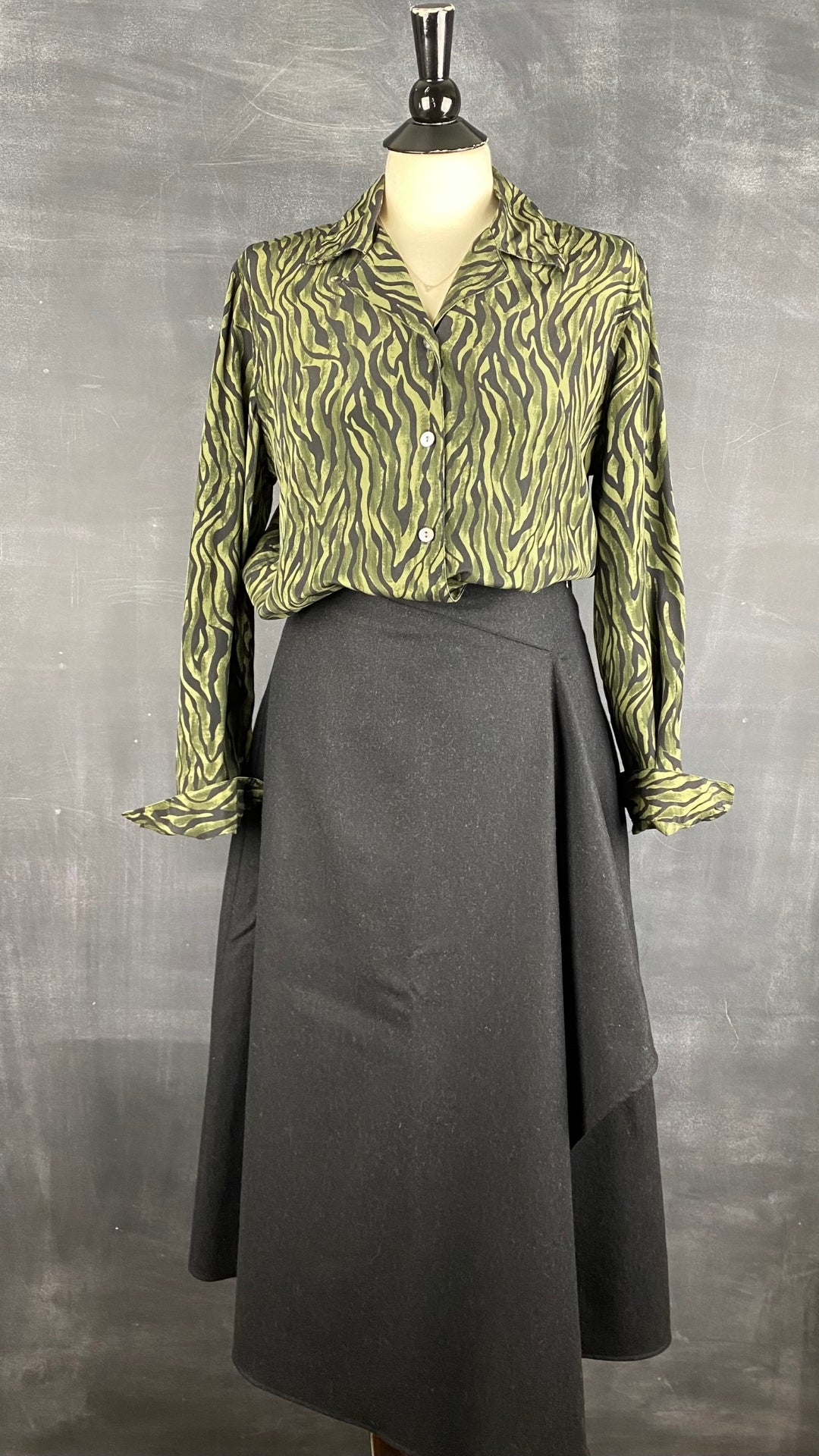 Chemisier en soie à zébrures vertes et noires City Silk, taille small (xs). Vue de l'agencement avec la jupe en laine longue Massimo Dutti.