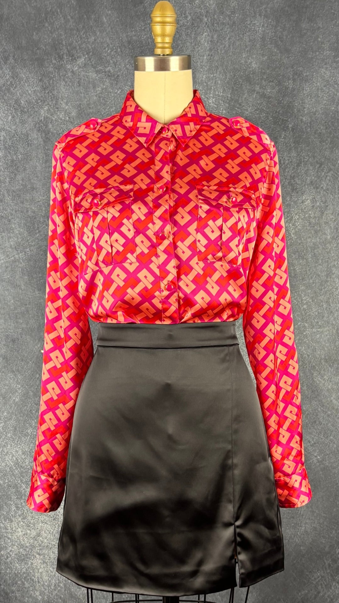 Chemisier soyeux à motifs géométriques colorés Jones New York Signature, taille medium (petite femme). Vue de l'agencement avec la jupe noire satinée Wilfred.