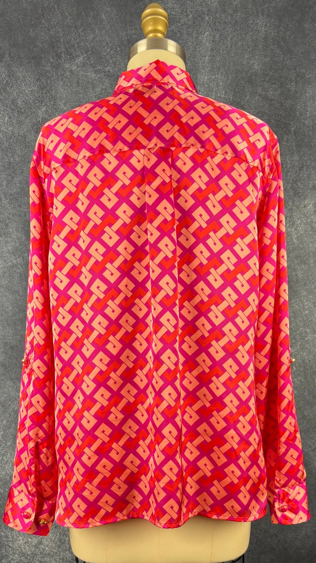 Chemisier soyeux à motifs géométriques colorés Jones New York Signature, taille medium (petite femme). Vue de dos.