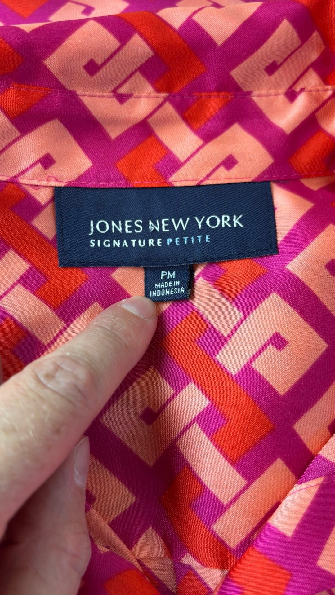 Chemisier soyeux à motifs géométriques colorés Jones New York Signature, taille medium (petite femme). Vue de l'étiquette.