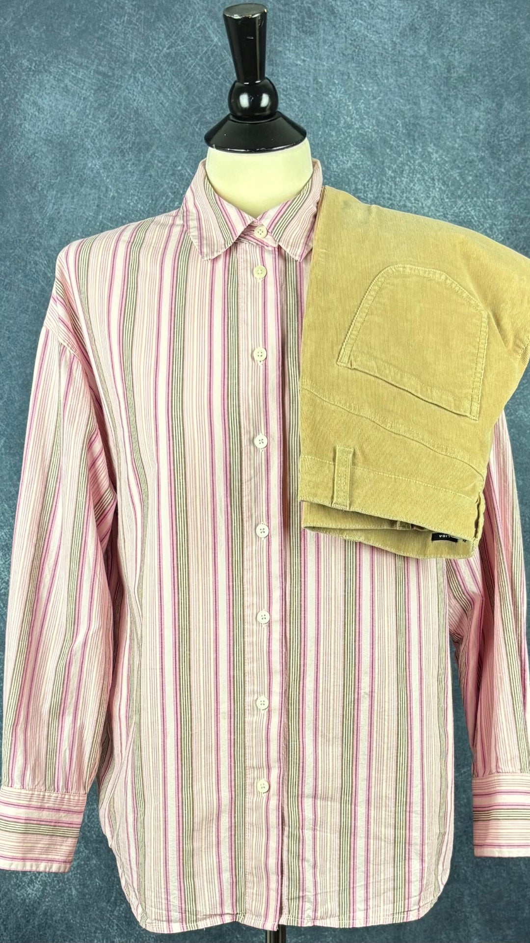 Chemisier rose surdimensionné à rayures Frank and Oak, taille small. Vue de l'agencement avec le pantalon en velours côtelé beige Olsen.