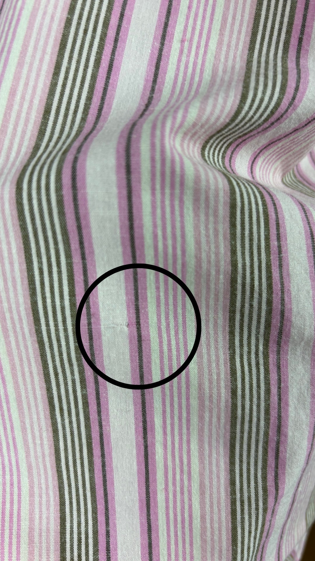Chemisier rose surdimensionné à rayures Frank and Oak, taille small. Vue de près de la petite maille dans le tissu.