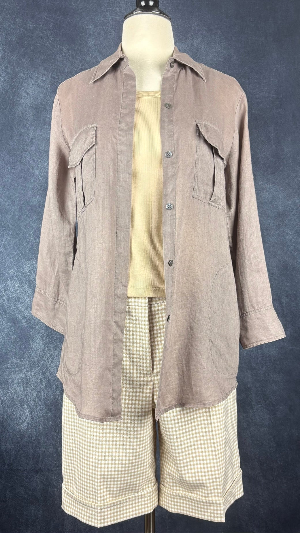 Chemisier taupe en ramie avec poches Repeat, taille xs. Vue de l'agencement avec le bermuda à carreaux vichy Tristan et la camisole côtelée beige.