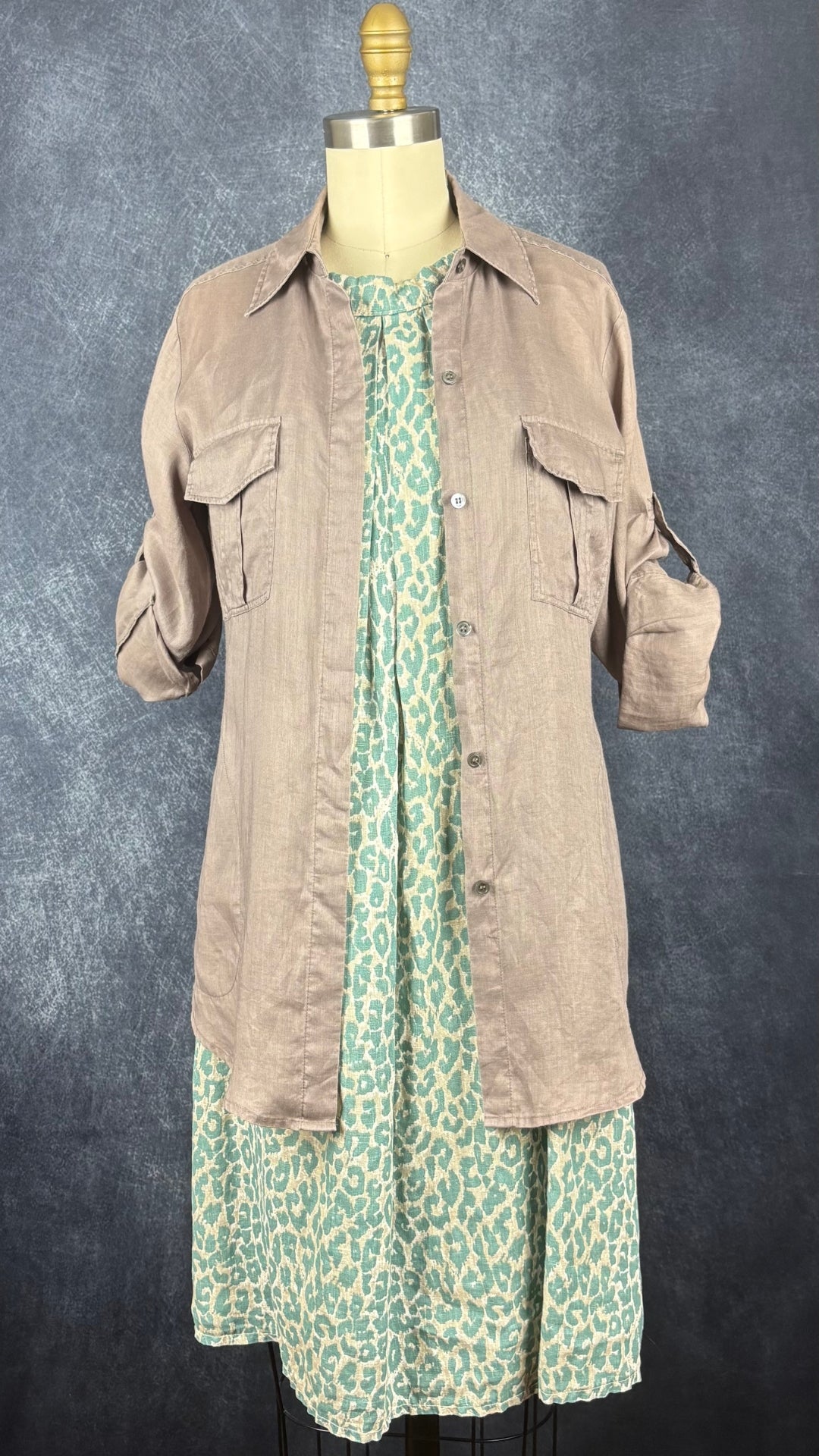 Chemisier taupe en ramie avec poches Repeat, taille xs. Vue de l'agencement avec la robe bain de soleil style lin Bellambra.