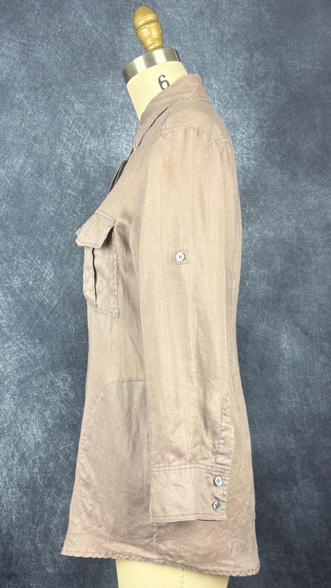 Chemisier taupe en ramie avec poches Repeat, taille xs. Vue de côté.