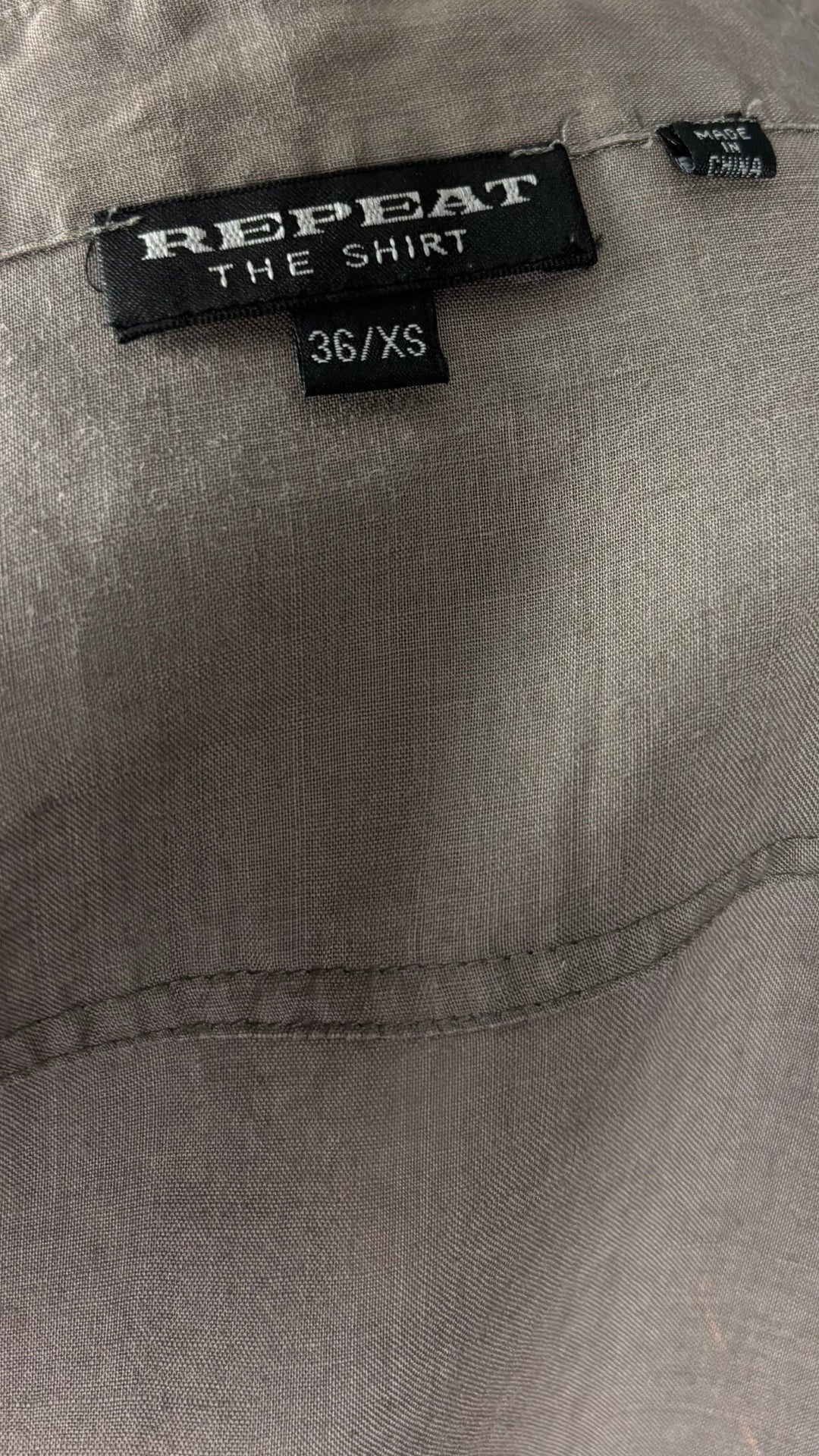 Chemisier taupe en ramie avec poches Repeat, taille xs. Vue de l'étiquette.