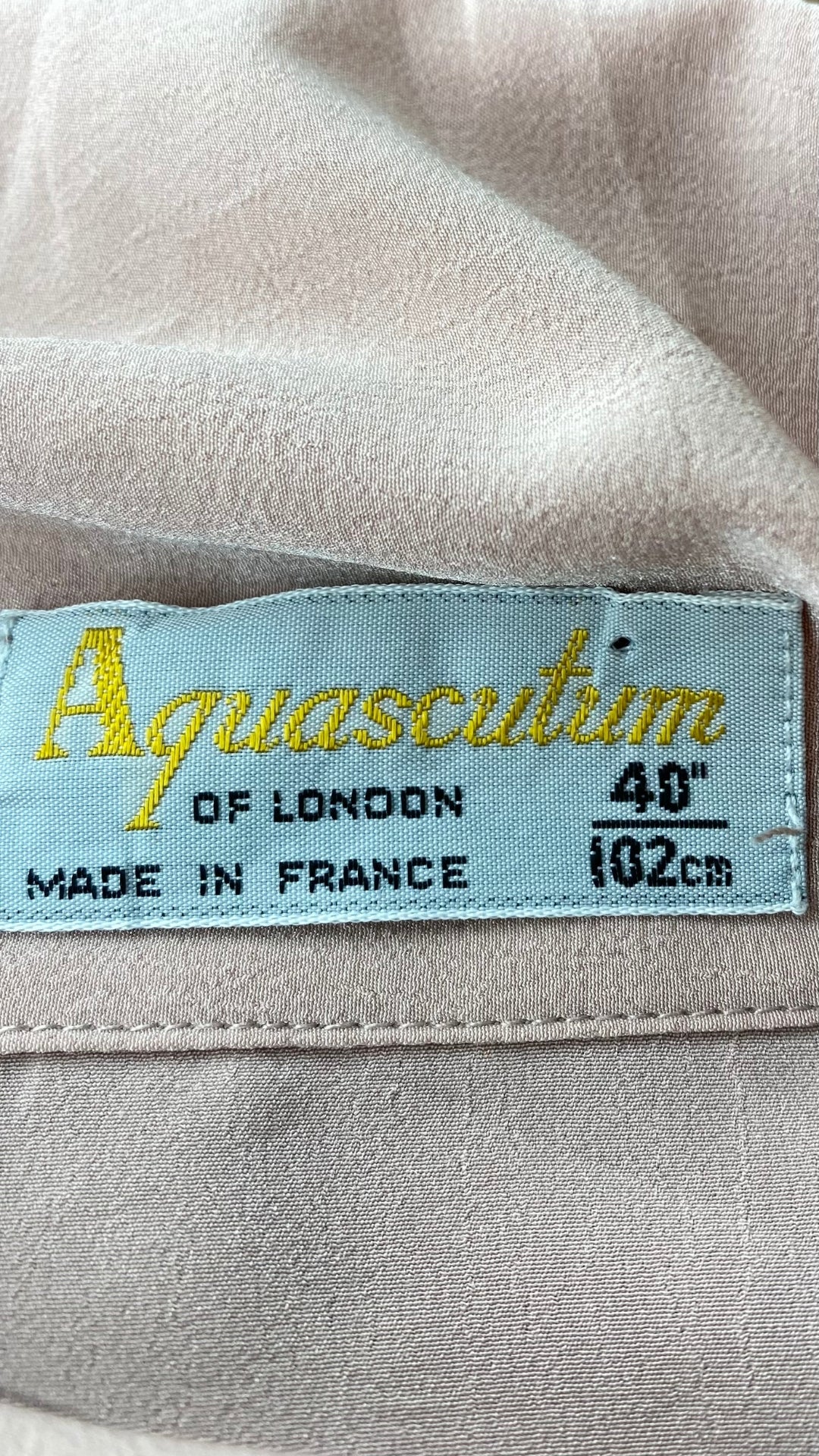 Chemisier vintage fluide vieux-rose col lavallière Aquascutum, taille estimée medium-large. Vue de l'étiquette de la marque.