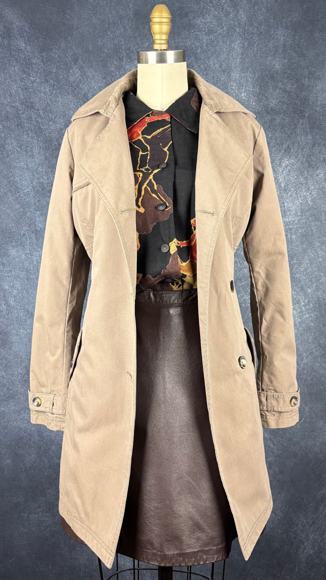Chemisier vintage à motifs équestres Jean Claude Poitras Design, taille 8. Vue de l'agencement avec la jupe en cuir brun et le trench taupe.