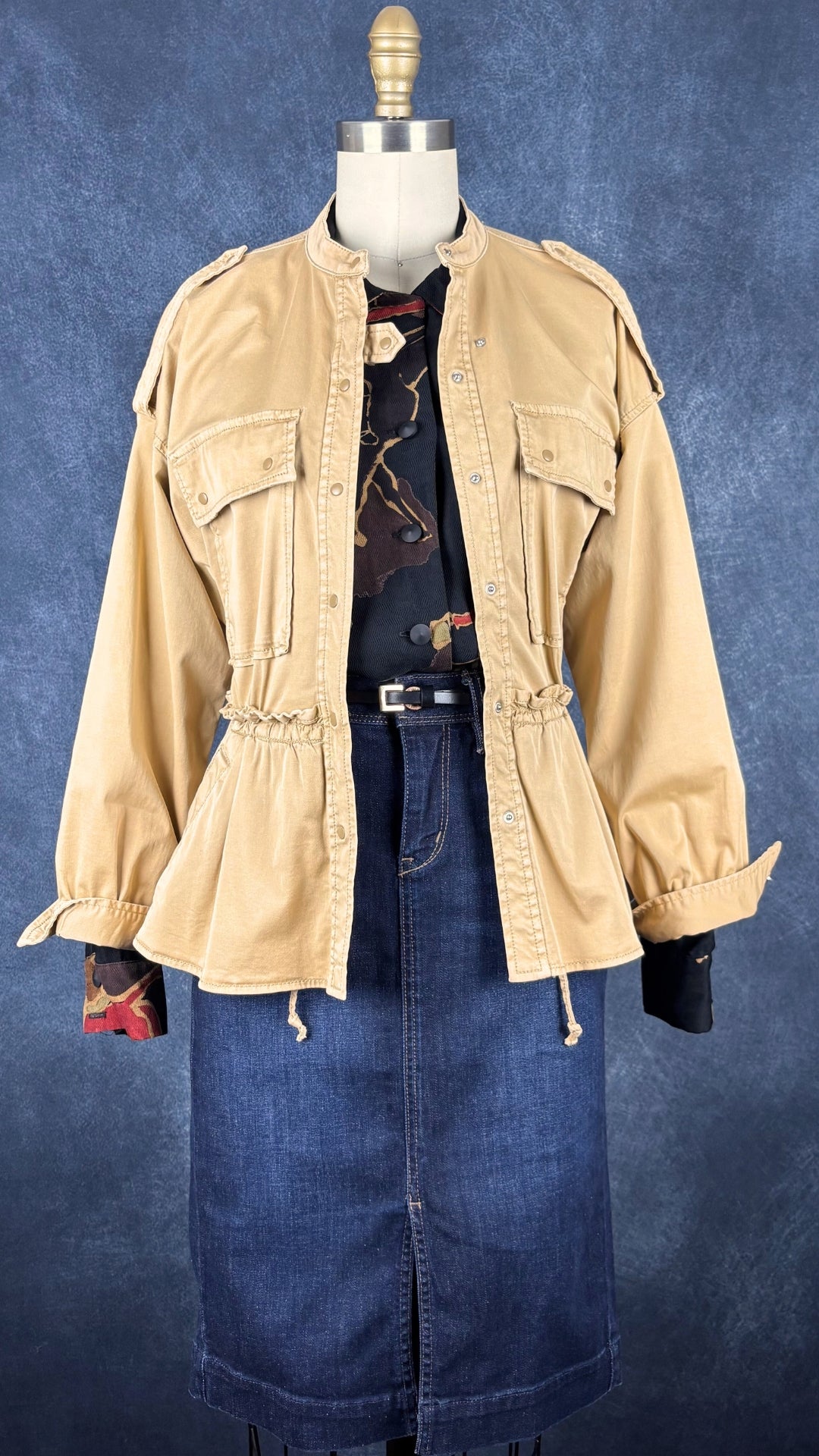 Chemisier vintage à motifs équestres Jean Claude Poitras Design, taille 8. Vue de l'agencement avec la jupe en jeans et la veste tan Joie.