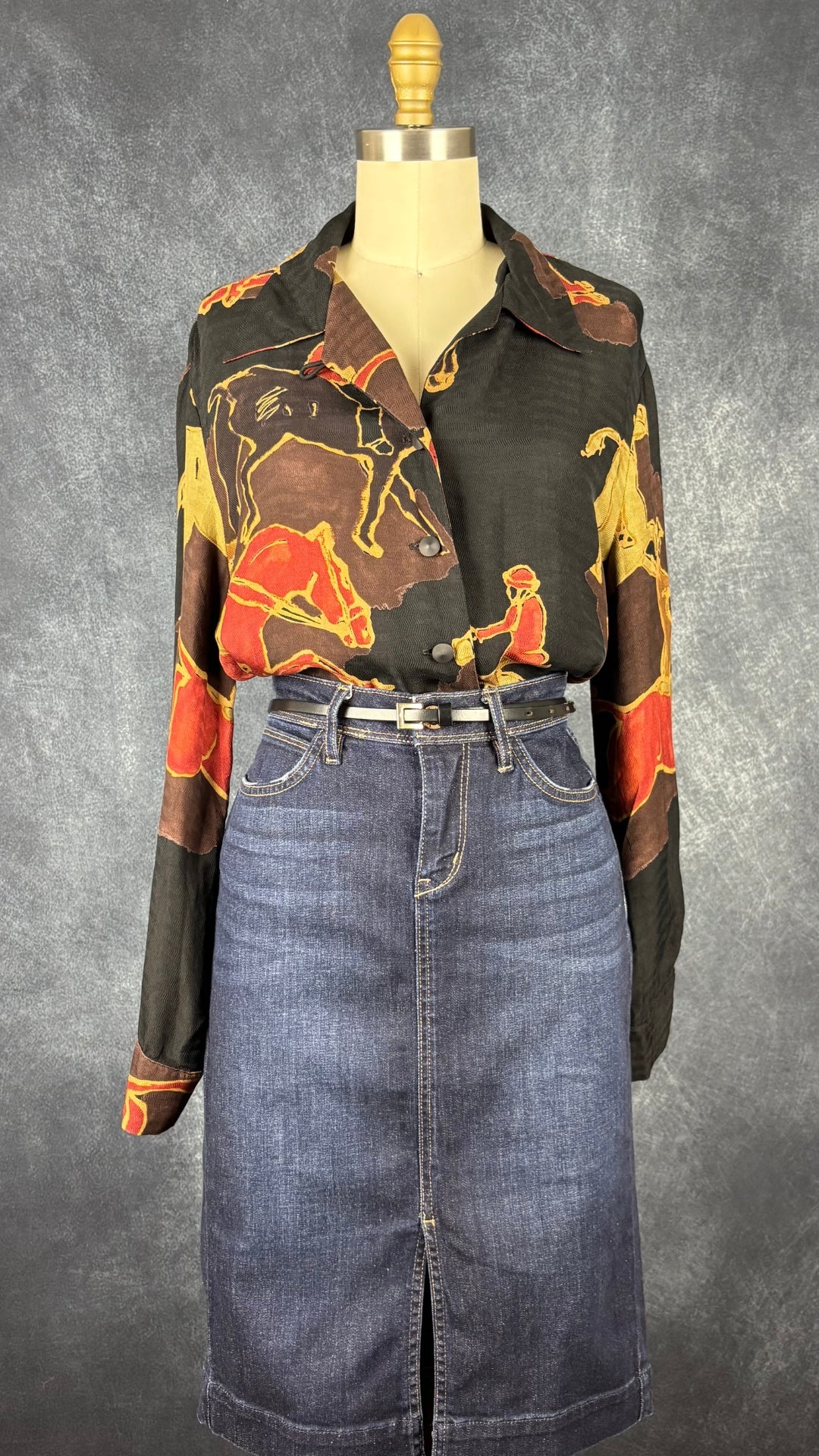 Chemisier vintage à motifs équestres Jean Claude Poitras Design, taille 8. Vue de l'agencement avec la jupe en jeans.