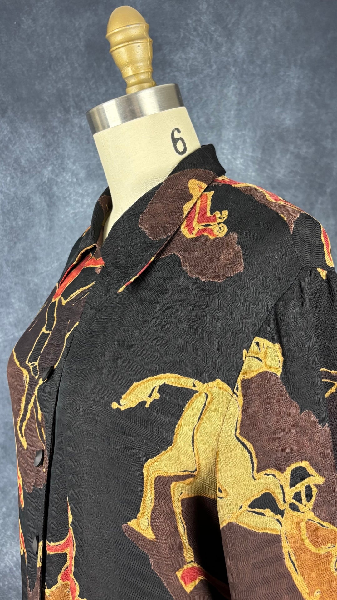 Chemisier vintage à motifs équestres Jean Claude Poitras Design, taille 8. Vue de l'encolure boutonnée.