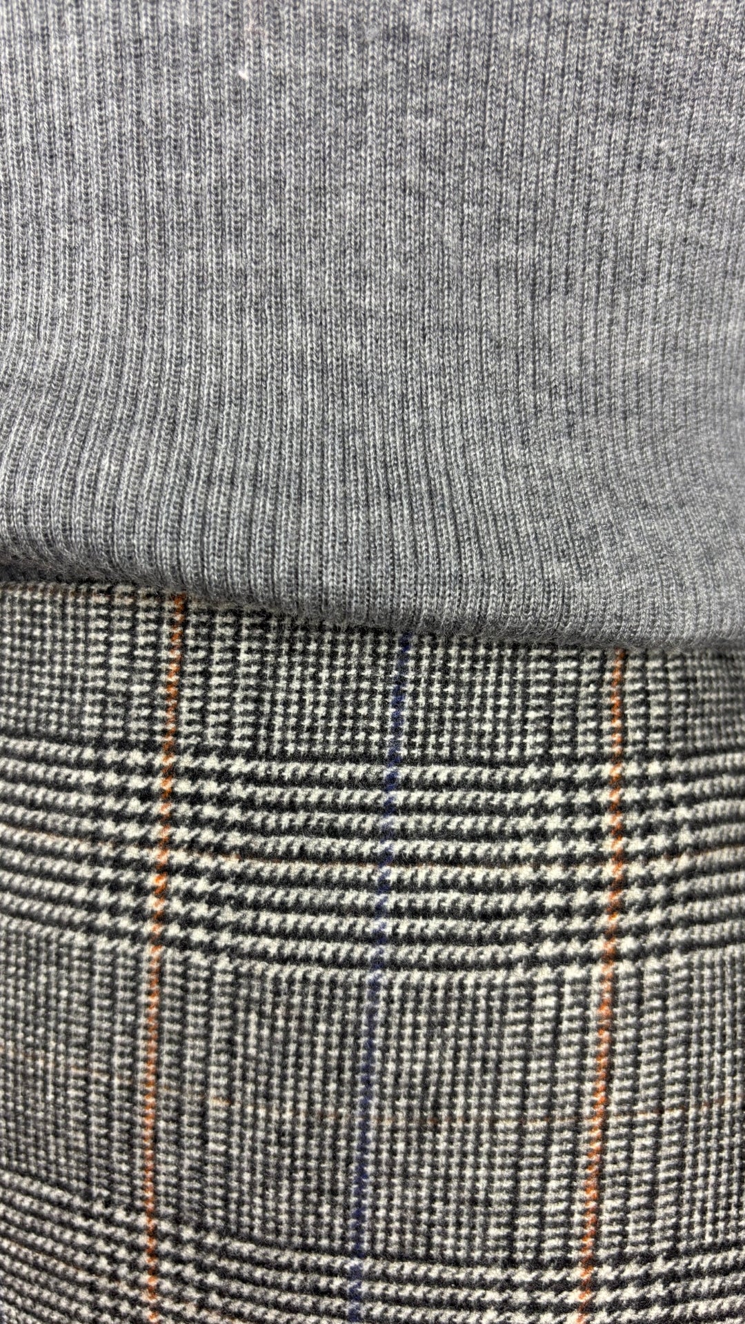 Chandail à col roulé en laine mérinos gris chiné Set, taille 8 qui correspond à xs/s. Vue de près de l'agencement avec la jupe à carreaux Wilfred.