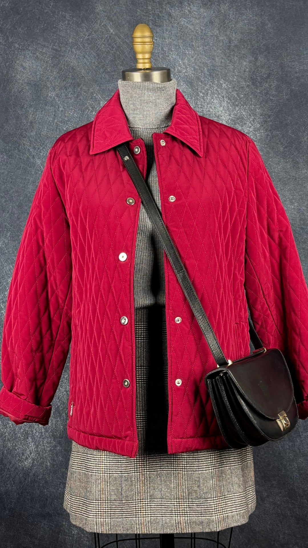 Chandail à col roulé en laine mérinos gris chiné Set, taille 8 qui correspond à xs/s. Vue de l'agencement avec la jupe à carreaux Wilfred, la veste matelassée rouge et le sac demi-lune Flattered.