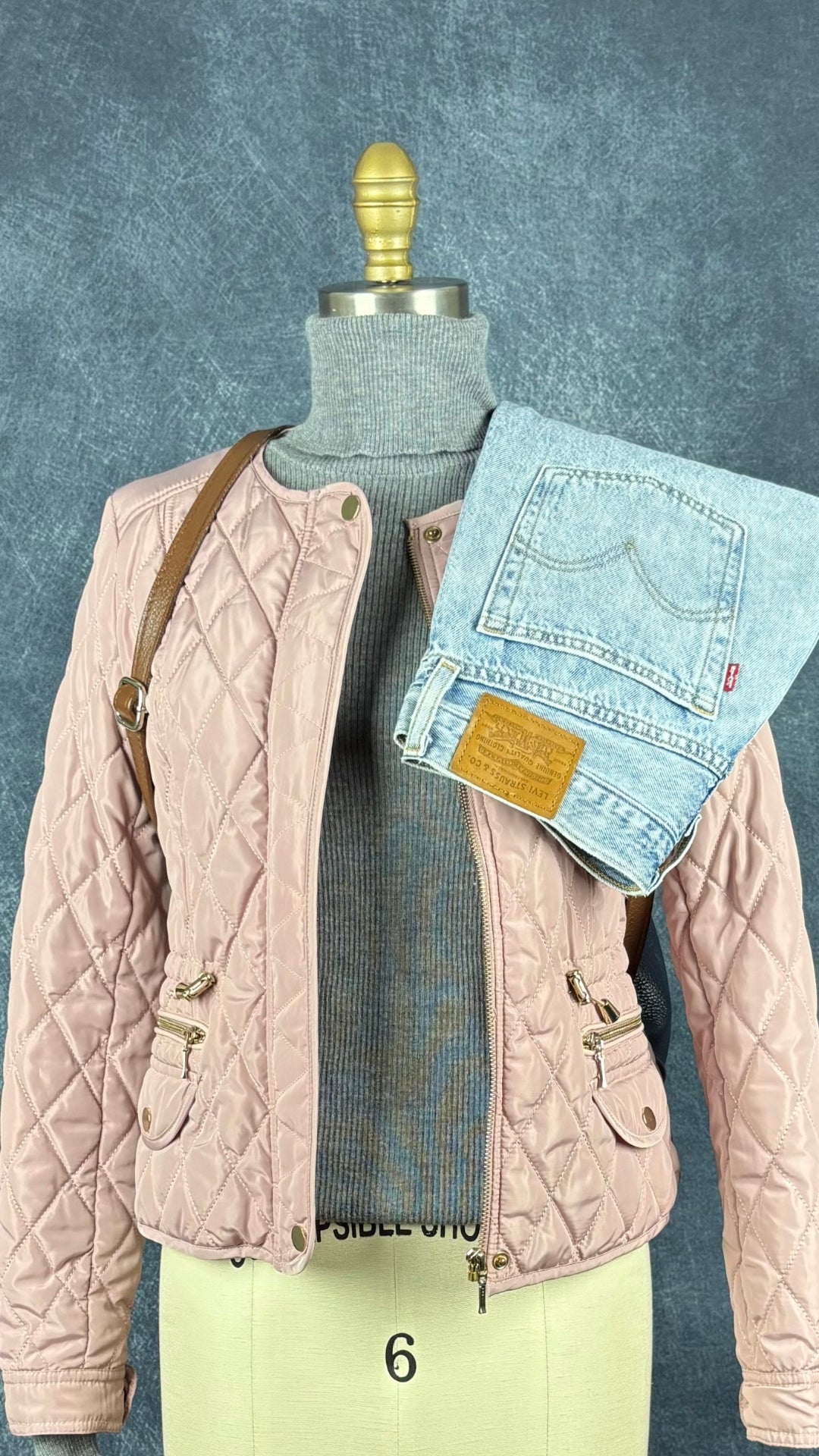 Chandail à col roulé en laine mérinos gris chiné Set, taille 8 qui correspond à xs/s. Vue de l'agencement avec le jeans pâle Levi's, la veste matelassée vieux-rose et le sac à dos en cuir Vera Pelle.