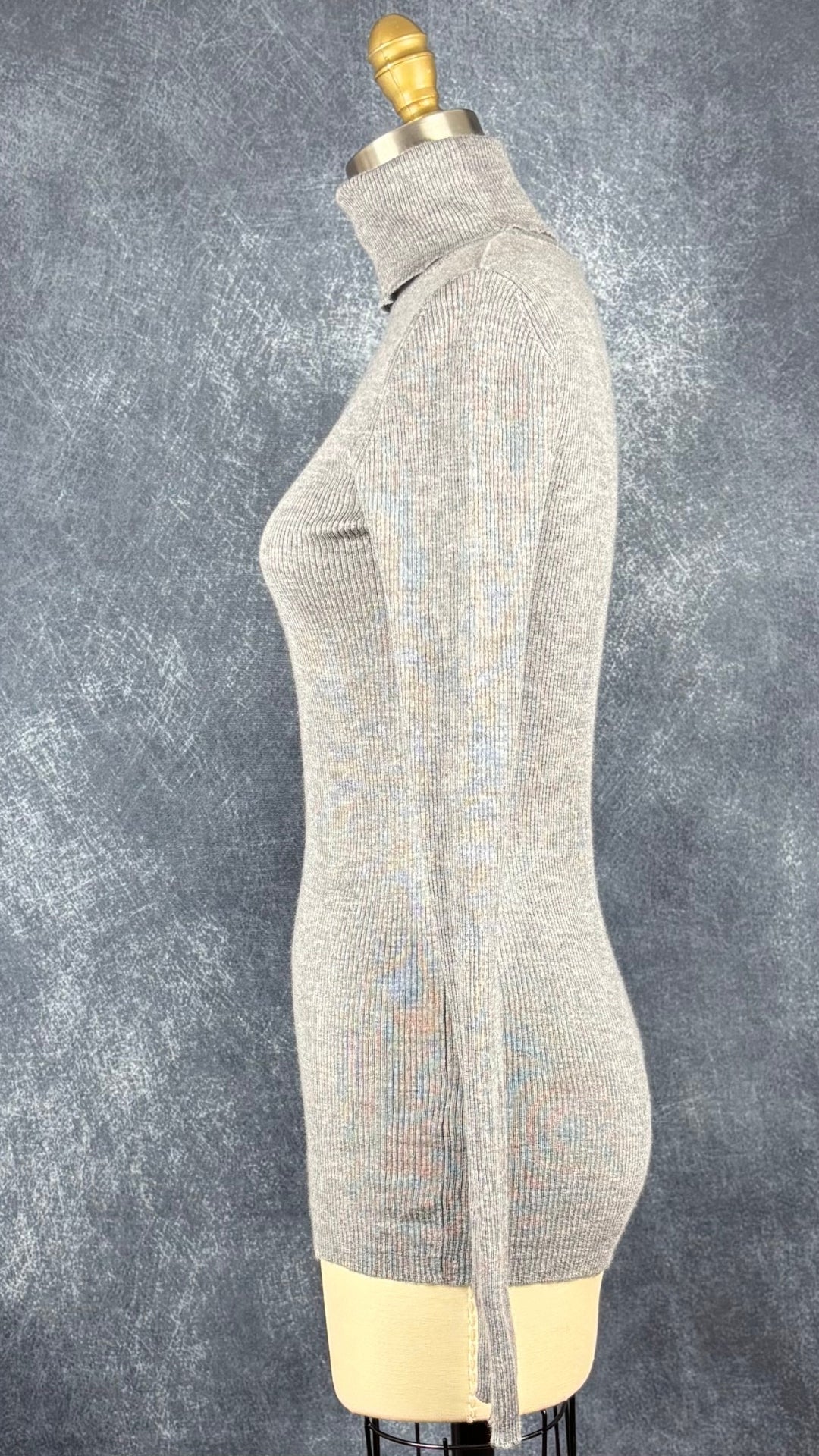 Chandail à col roulé en laine mérinos gris chiné Set, taille 8 qui correspond à xs/s. Vue de côté.