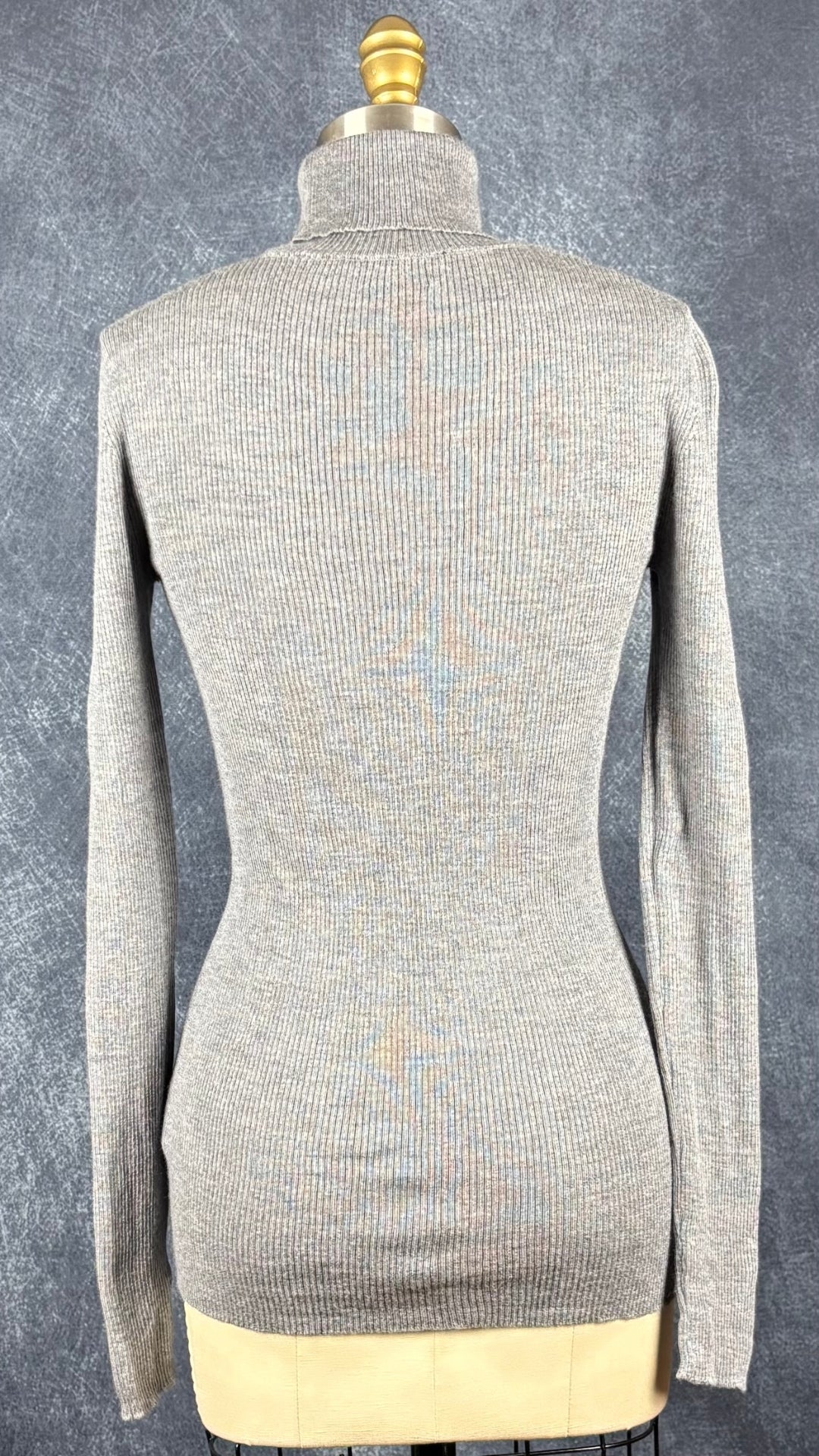 Chandail à col roulé en laine mérinos gris chiné Set, taille 8 qui correspond à xs/s. Vue de dos.