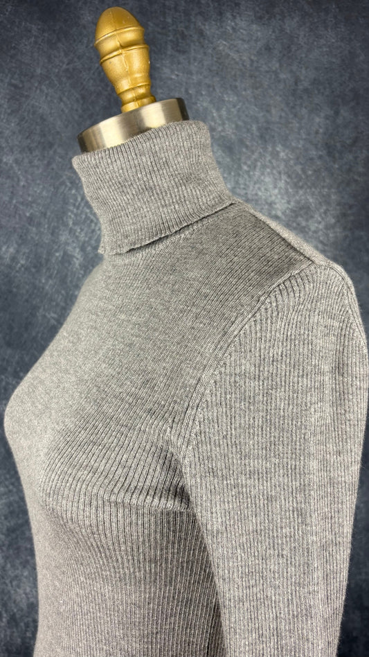 Chandail à col roulé en laine mérinos gris chiné Set, taille 8 qui correspond à xs/s. Vue de l'encolure.