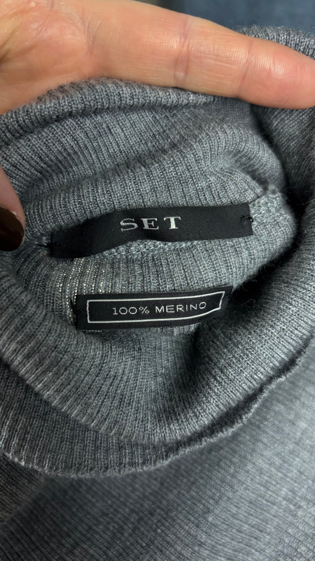 Chandail à col roulé en laine mérinos gris chiné Set, taille 8 qui correspond à xs/s. Vue de l'étiquette.