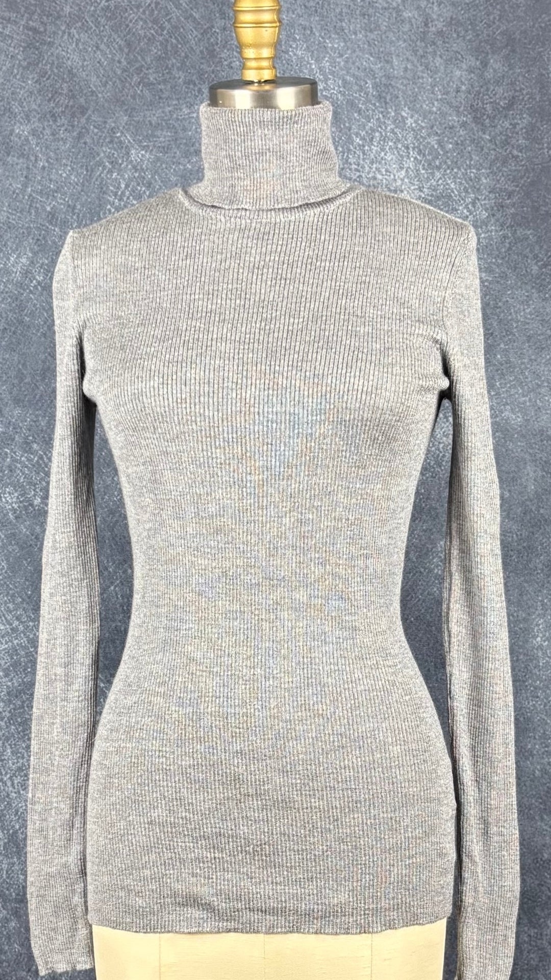 Chandail à col roulé en laine mérinos gris chiné Set, taille 8 qui correspond à xs/s. Vue de face.