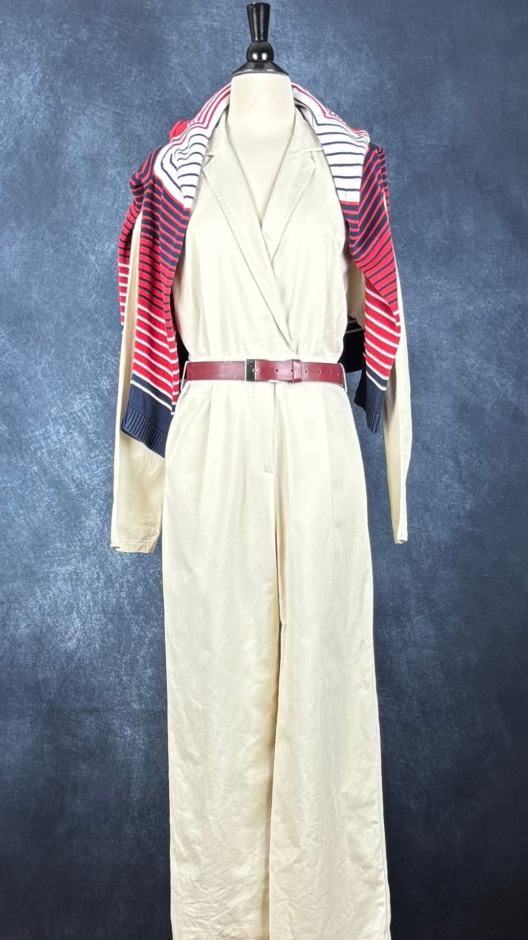 Combinaison beige doux à jambe large et taille soulignée en coton et Tencel, La Petite Étoile Paris, taille 2 (s/m). Vue de l'agencement avec la ceinture rouge Mexx et le tricot de coton à rayures.