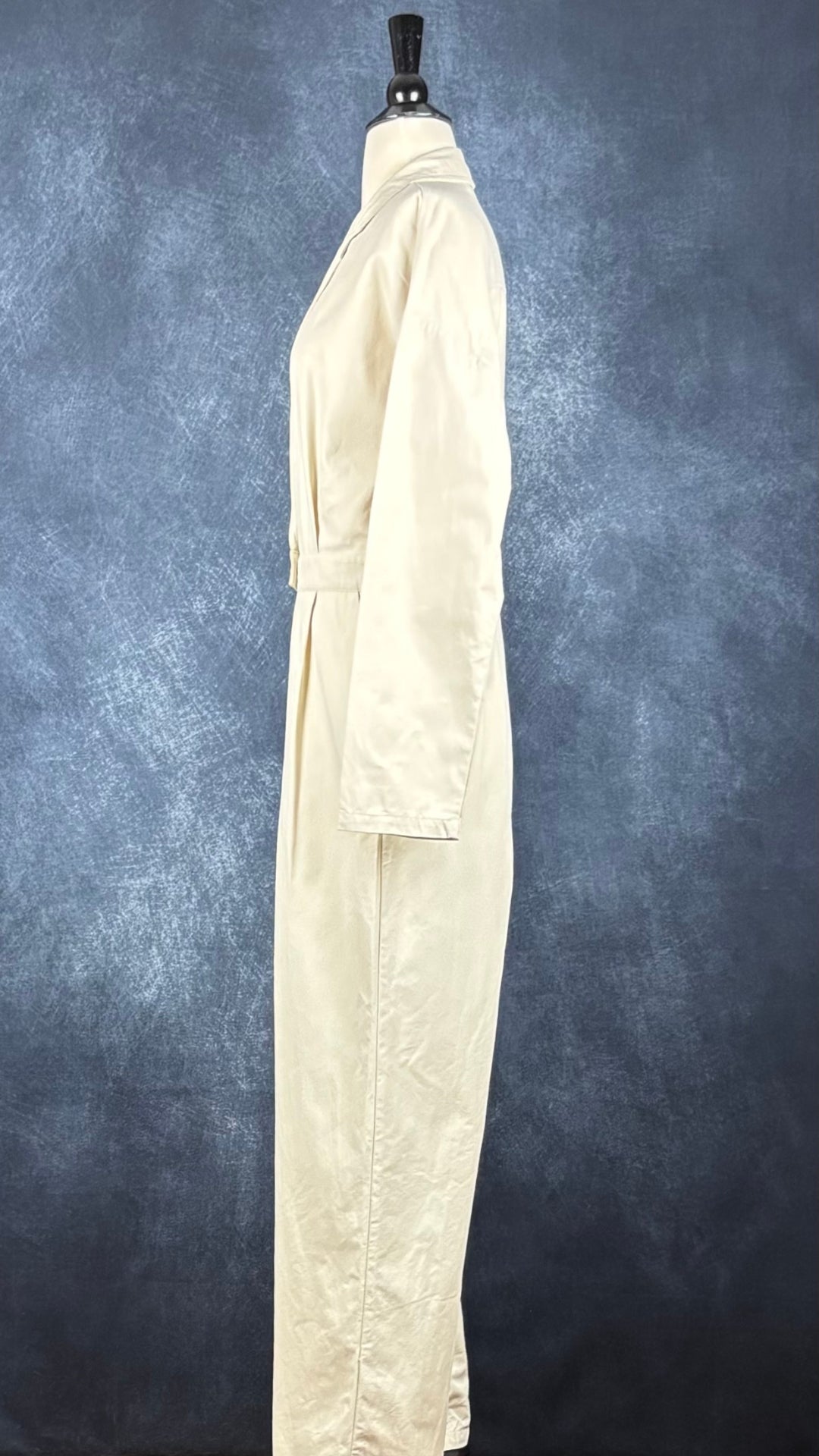 Combinaison beige doux à jambe large et taille soulignée en coton et Tencel, La Petite Étoile Paris, taille 2 (s/m). Vue de côté.
