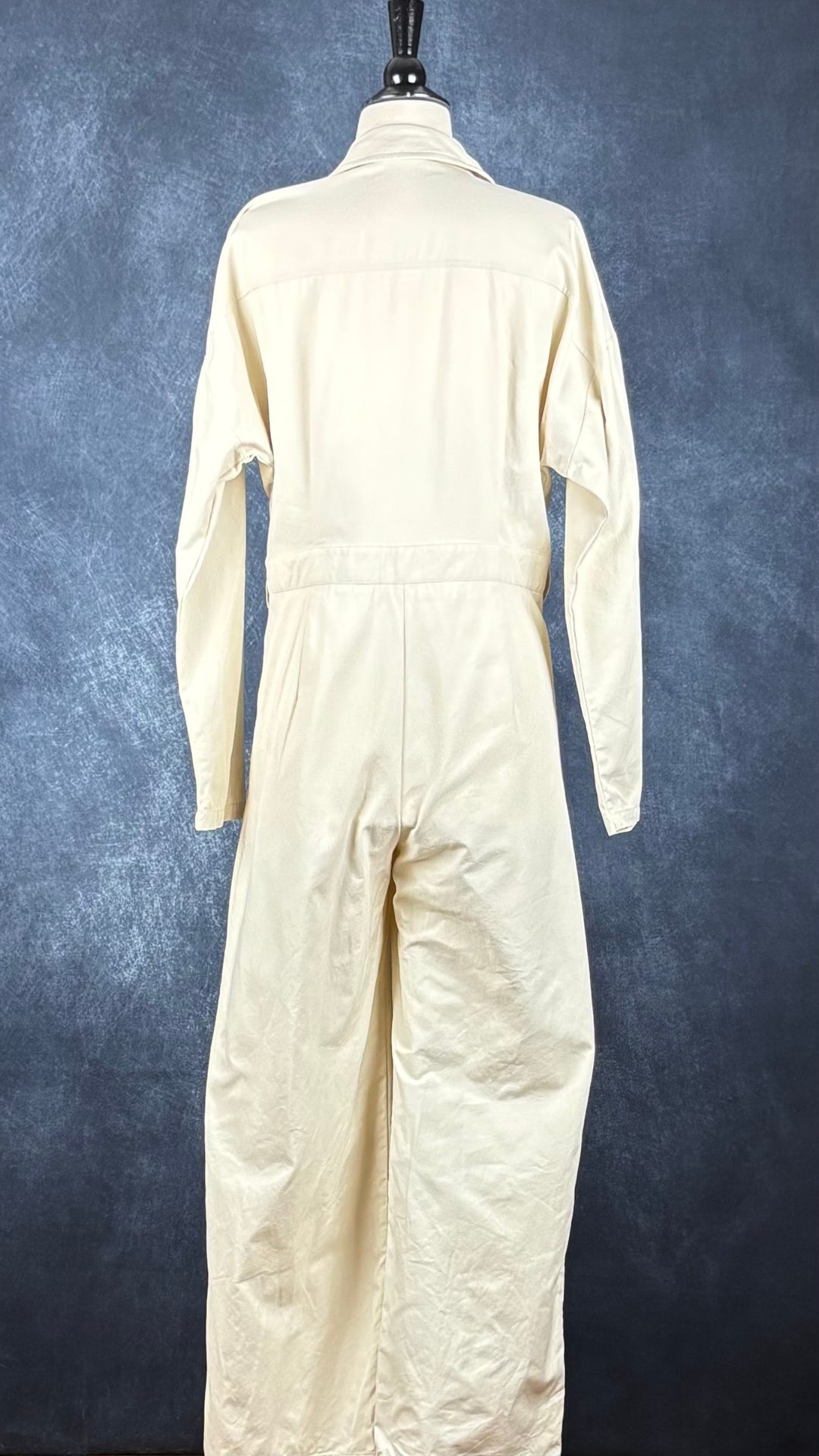 Combinaison beige doux à jambe large et taille soulignée en coton et Tencel, La Petite Étoile Paris, taille 2 (s/m). Vue de dos.