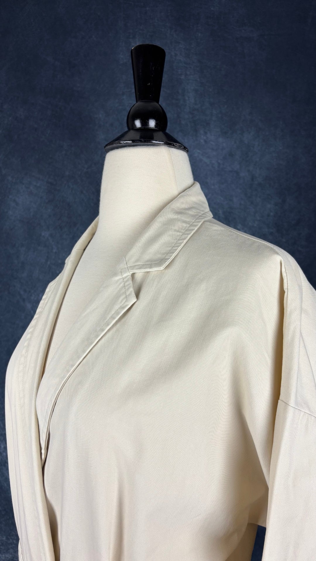 Combinaison beige doux à jambe large et taille soulignée en coton et Tencel, La Petite Étoile Paris, taille 2 (s/m). Vue de l'encolure.