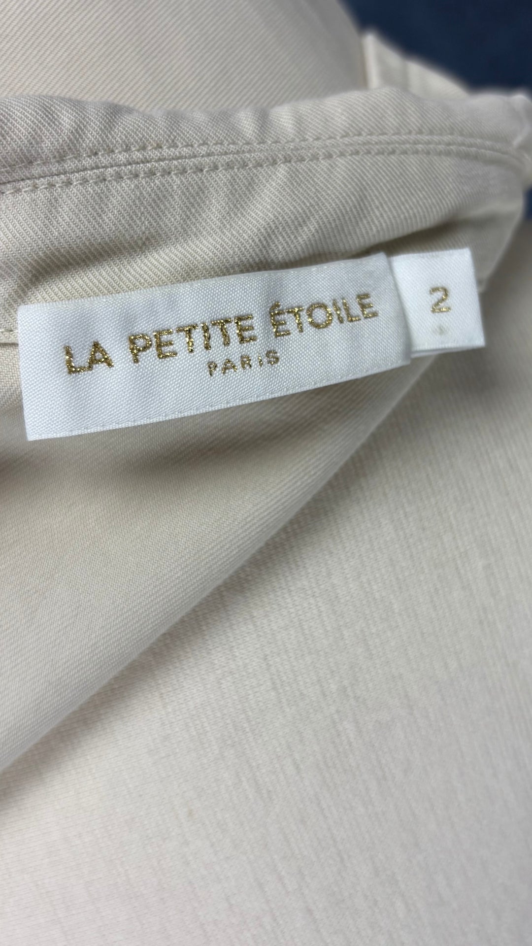 Combinaison beige doux à jambe large et taille soulignée en coton et Tencel, La Petite Étoile Paris, taille 2 (s/m). Vue de l'étiquette.
