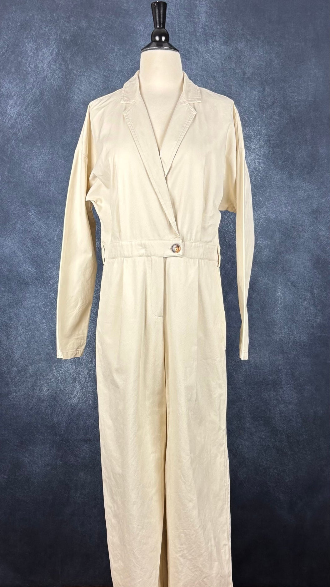 Combinaison beige doux à jambe large et taille soulignée en coton et Tencel, La Petite Étoile Paris, taille 2 (s/m). Vue de face.