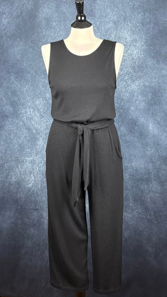 Combinaison confortable noire avec poche Eve Gravel, taille medium. Vue de face.