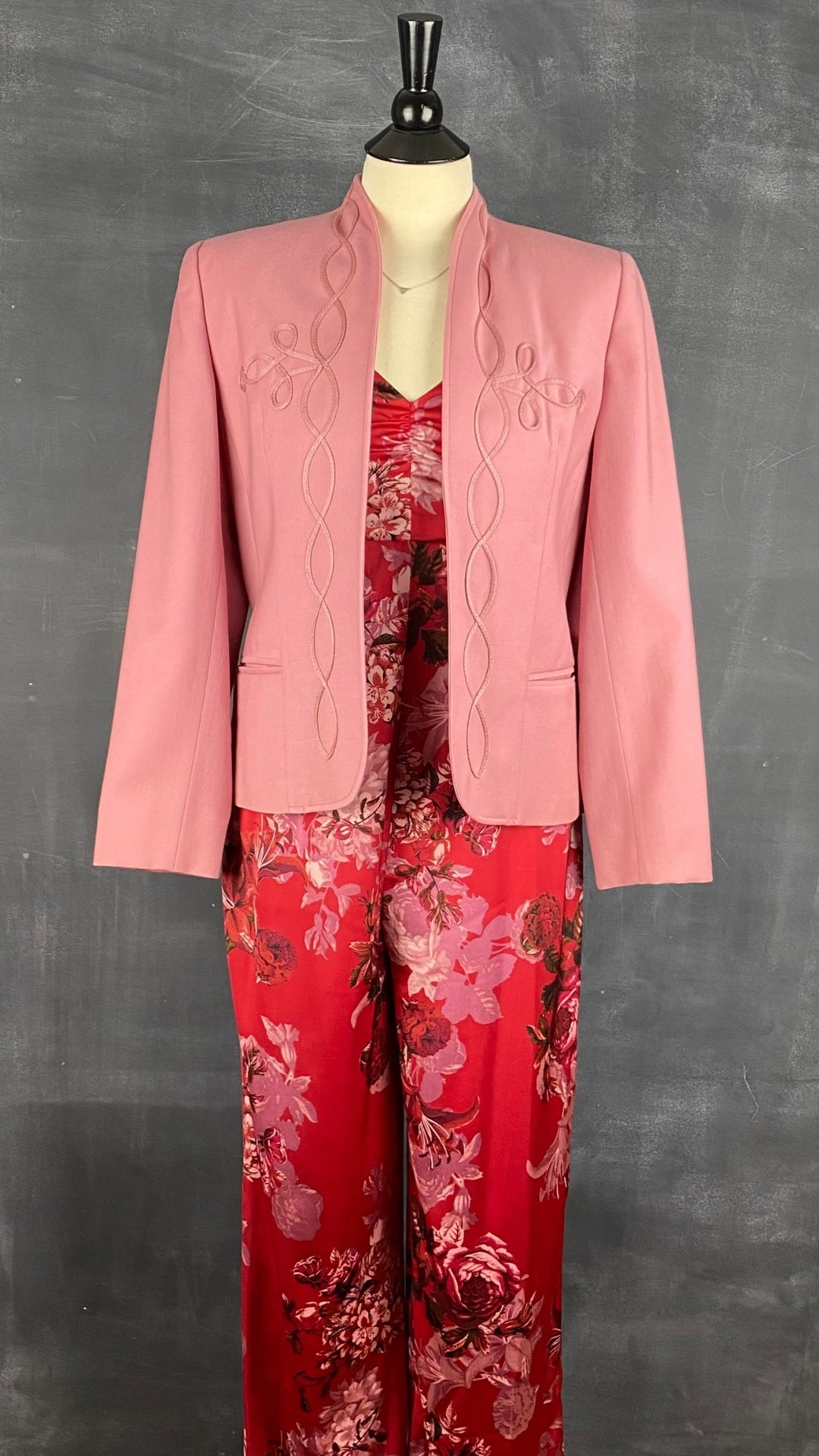Combinaison longue fleurie Guess, taille 6. Vue de l'agencement avec le blazer vintage en laine rose.