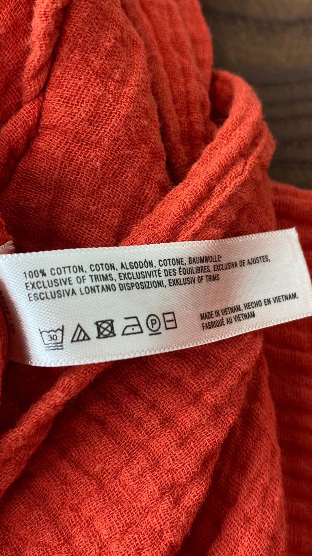 Combinaison longue gaufrée orangée en coton de Anthropologie, taille small (ou extra-small). Vue de l'étiquette de composition et entretien.