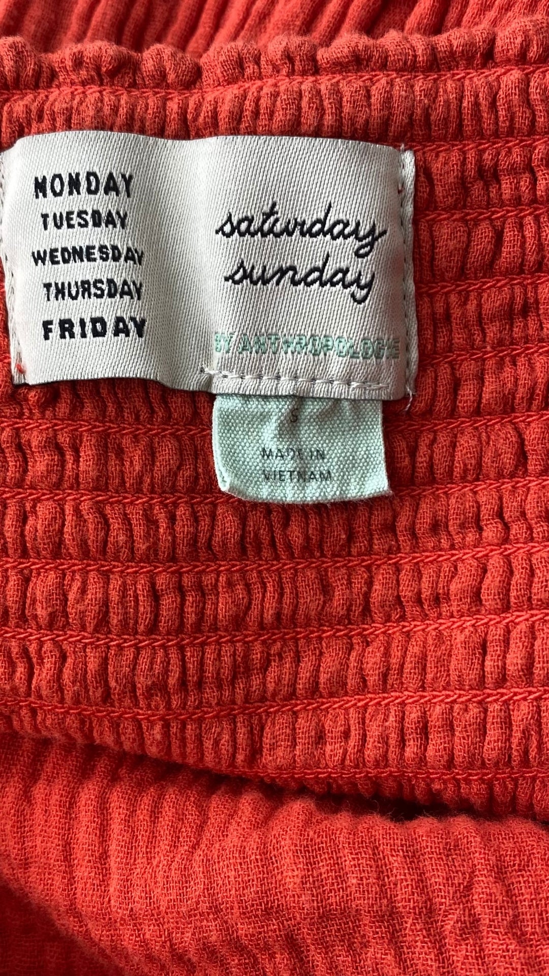 Combinaison longue gaufrée orangée en coton de Anthropologie, taille small (ou extra-small). Vue de l'étiquette de marque et taille.