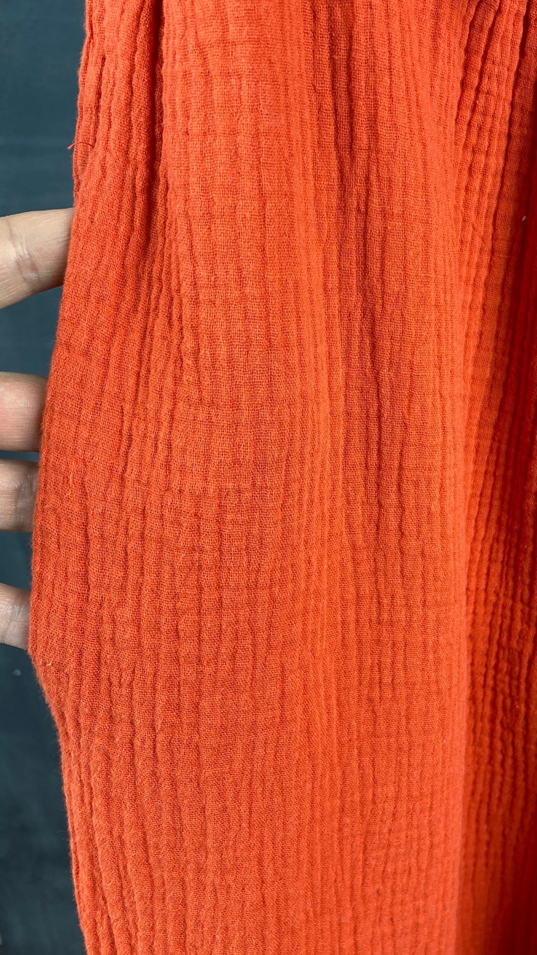 Combinaison longue gaufrée orangée en coton de Anthropologie, taille small (ou extra-small). Vue de la poche.