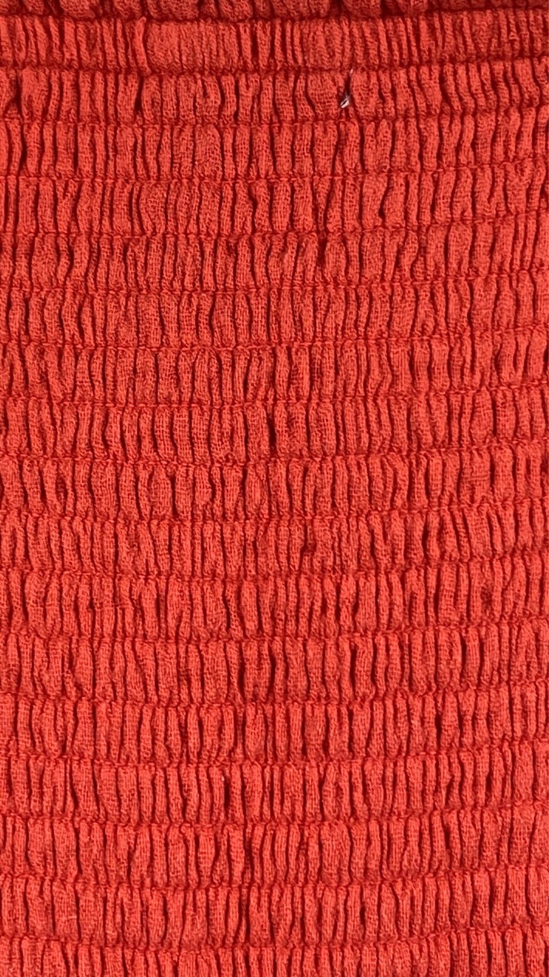 Combinaison longue gaufrée orangée en coton de Anthropologie, taille small (ou extra-small). Vue du tissu nid d'abeille au dos.