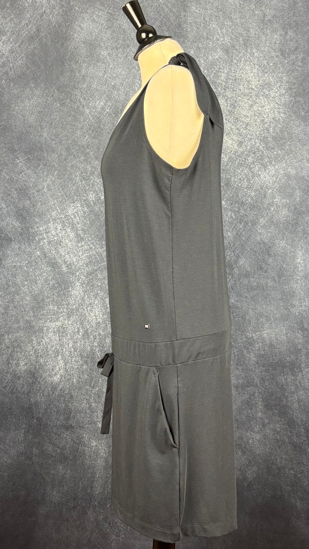 Combinaison noire courte confortable et extensible, Fig, taille medium. Vue de côté.