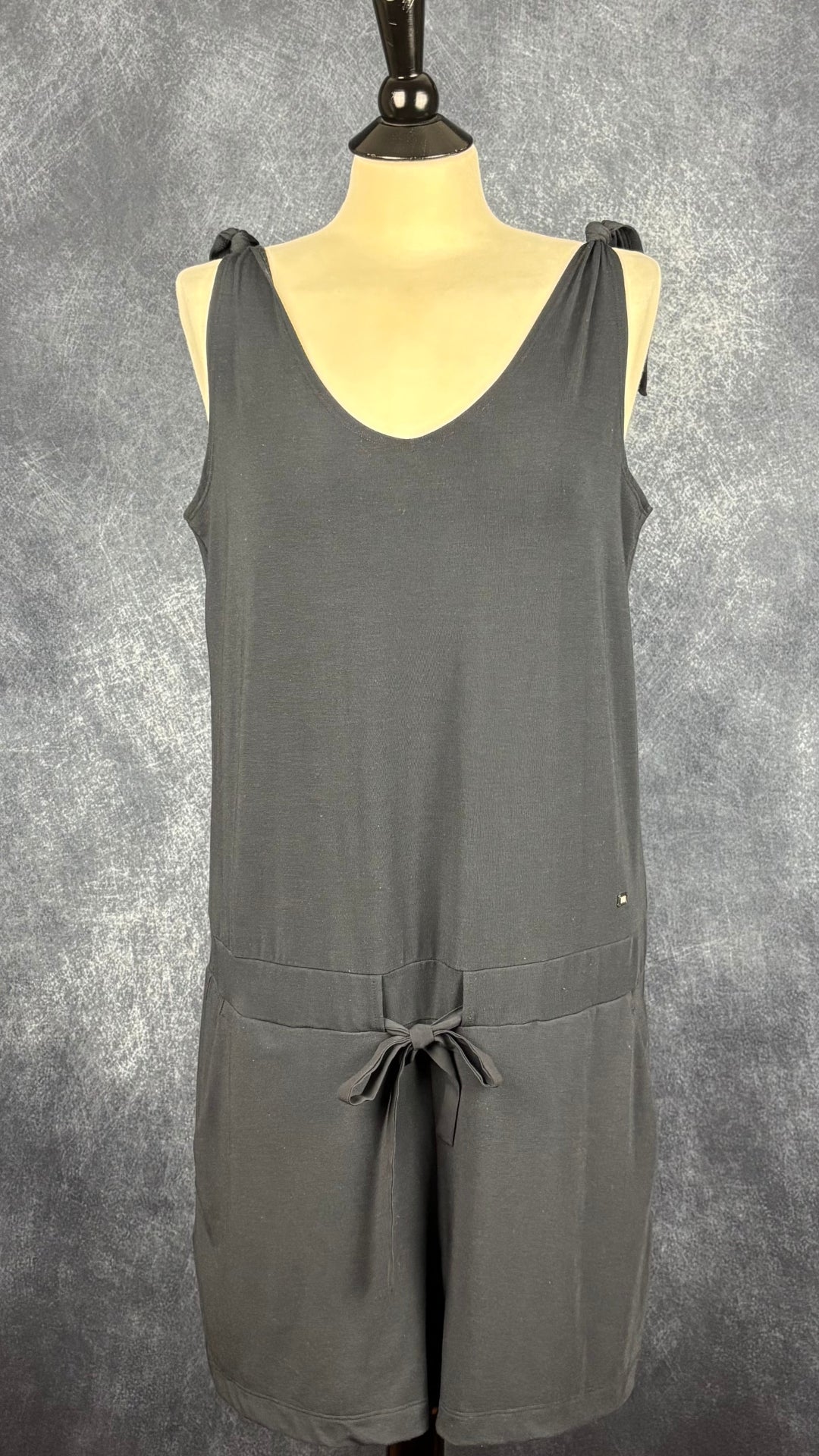 Combinaison noire courte confortable et extensible, Fig, taille medium. Vue de face, taille ample.