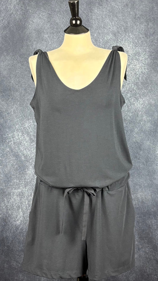 Combinaison noire courte confortable et extensible, Fig, taille medium. Vue de face, avec la taille resserrée.