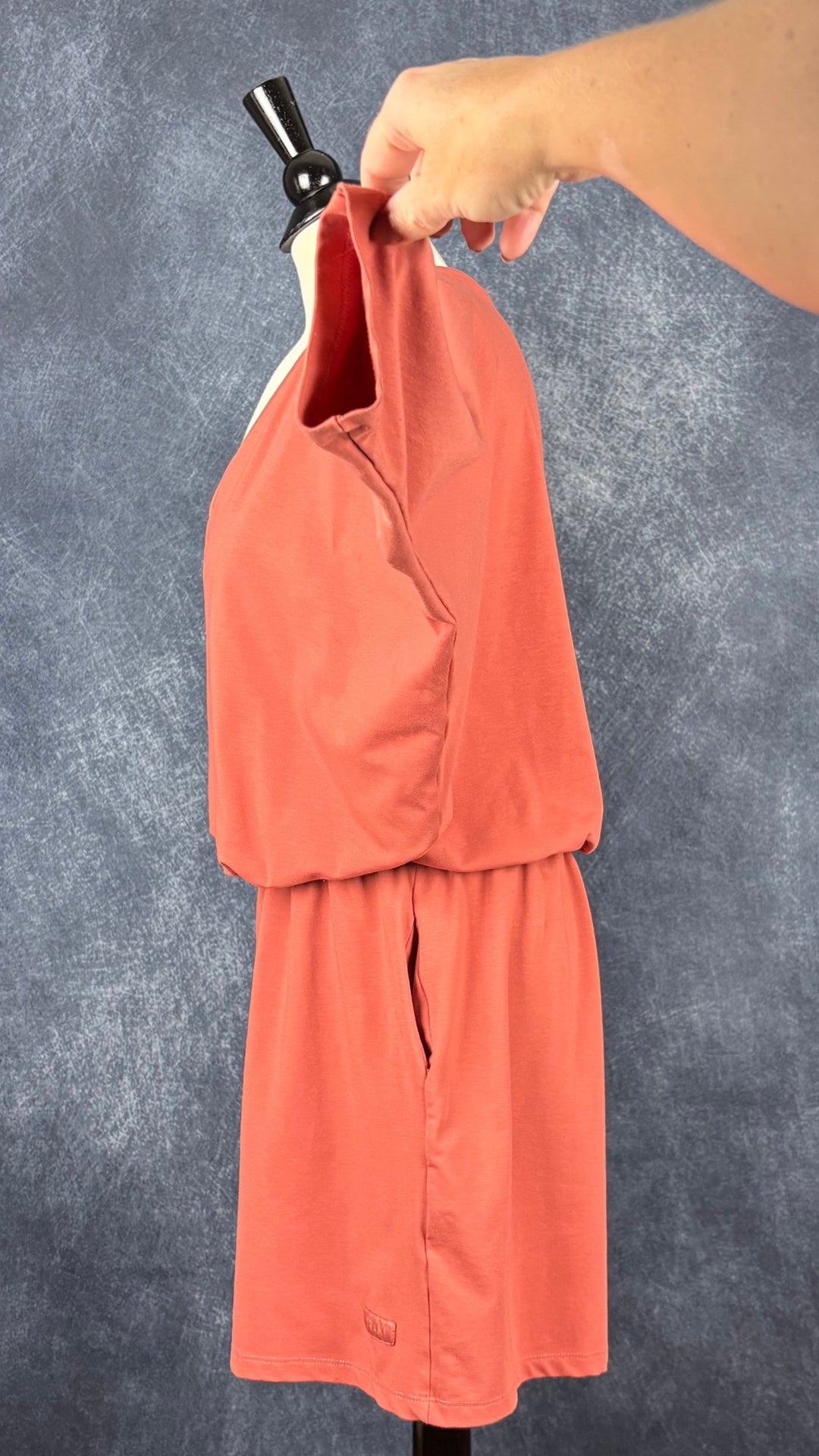 Combinaison short orangée à manches longues Oraki, taille xxl. Vue de côté, manche relevée.