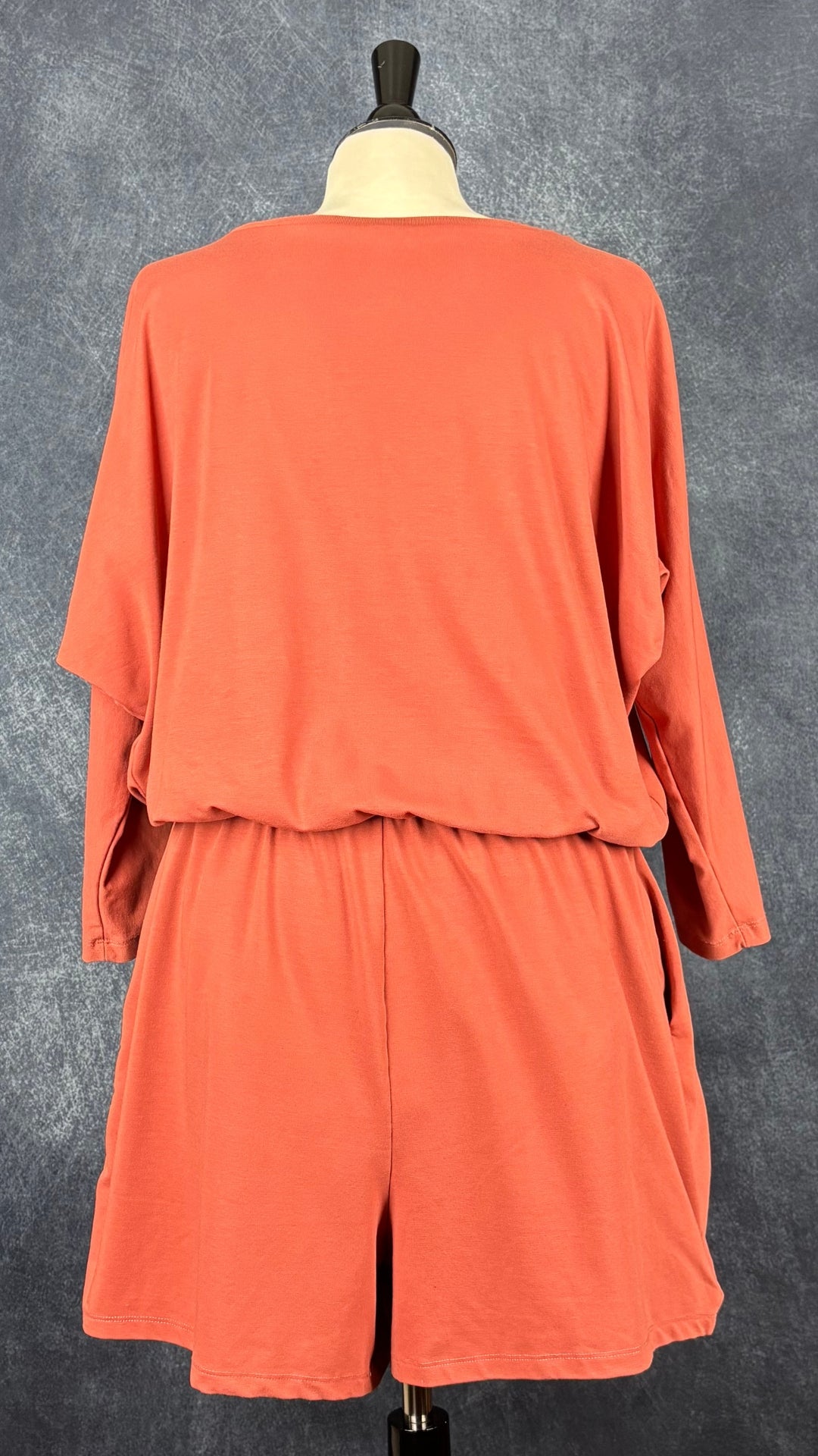 Combinaison short orangée à manches longues Oraki, taille xxl. Vue de dos.