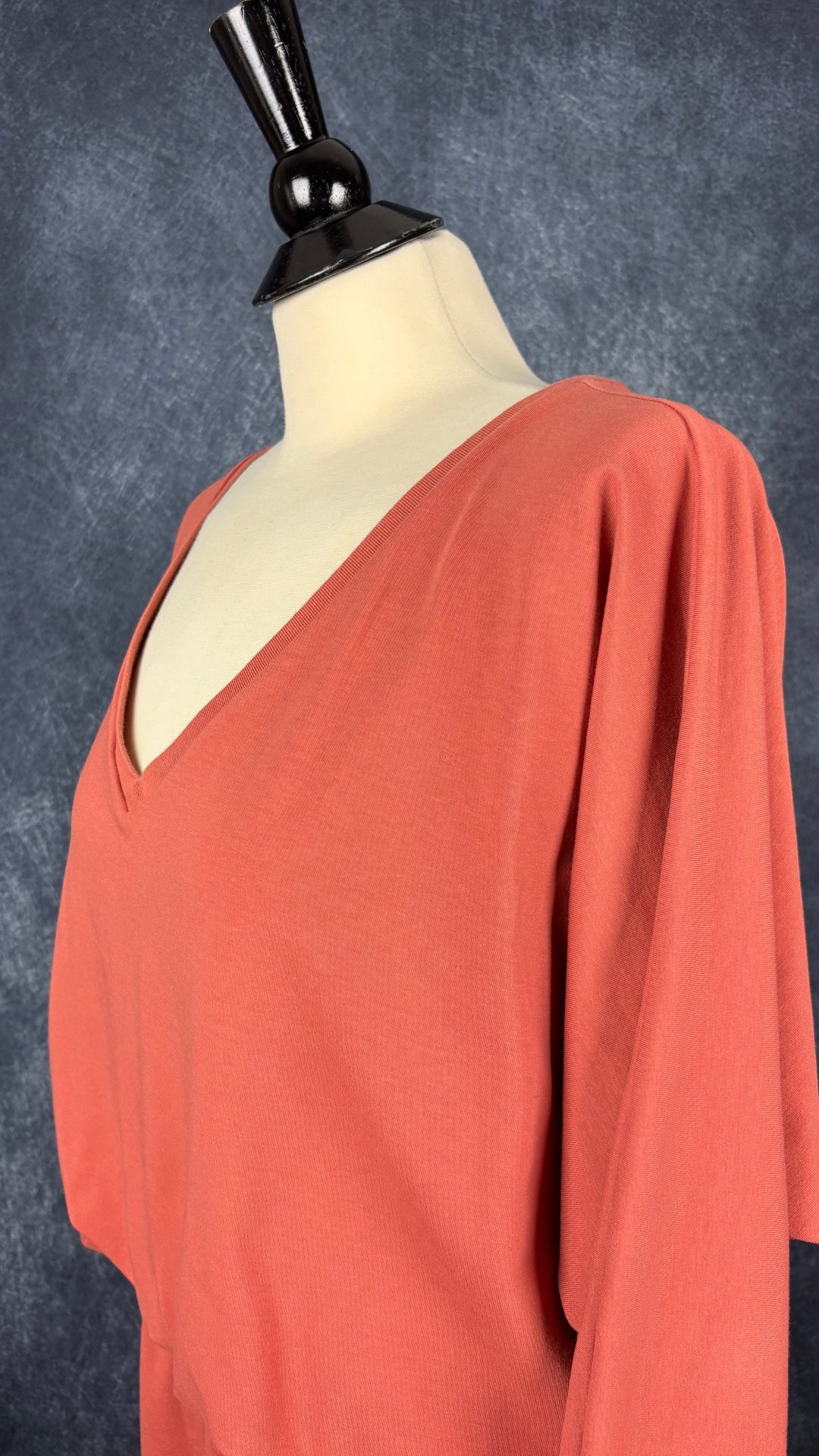 Combinaison short orangée à manches longues Oraki, taille xxl. Vue de l'encolure.