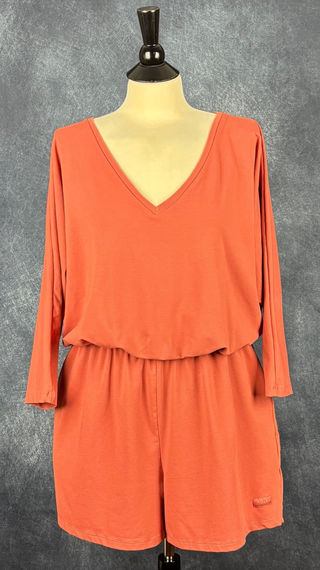 Combinaison short orangée à manches longues Oraki, taille xxl. Vue de face.