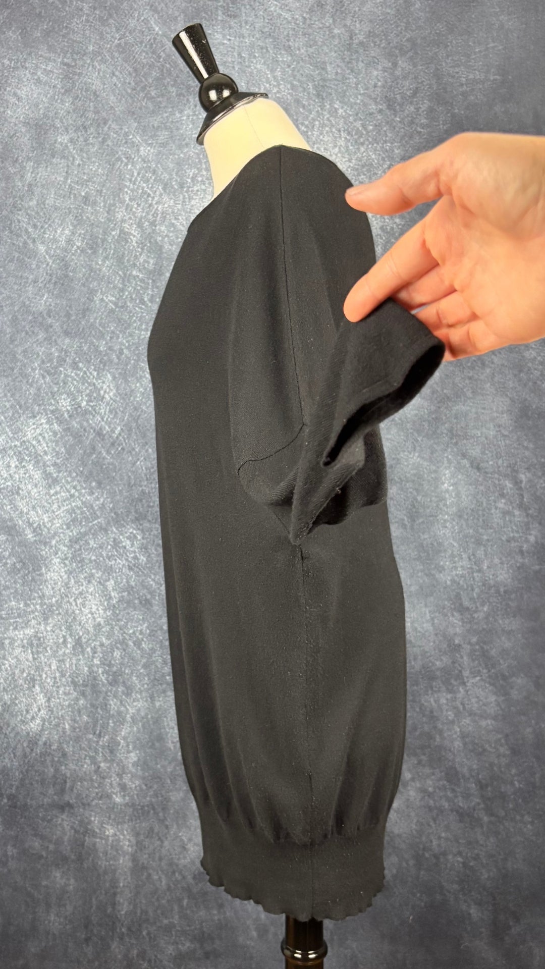 Chandail ample en fin tricot noir Sarah Pacini, taille one size. Vue de côté, manche relevée.