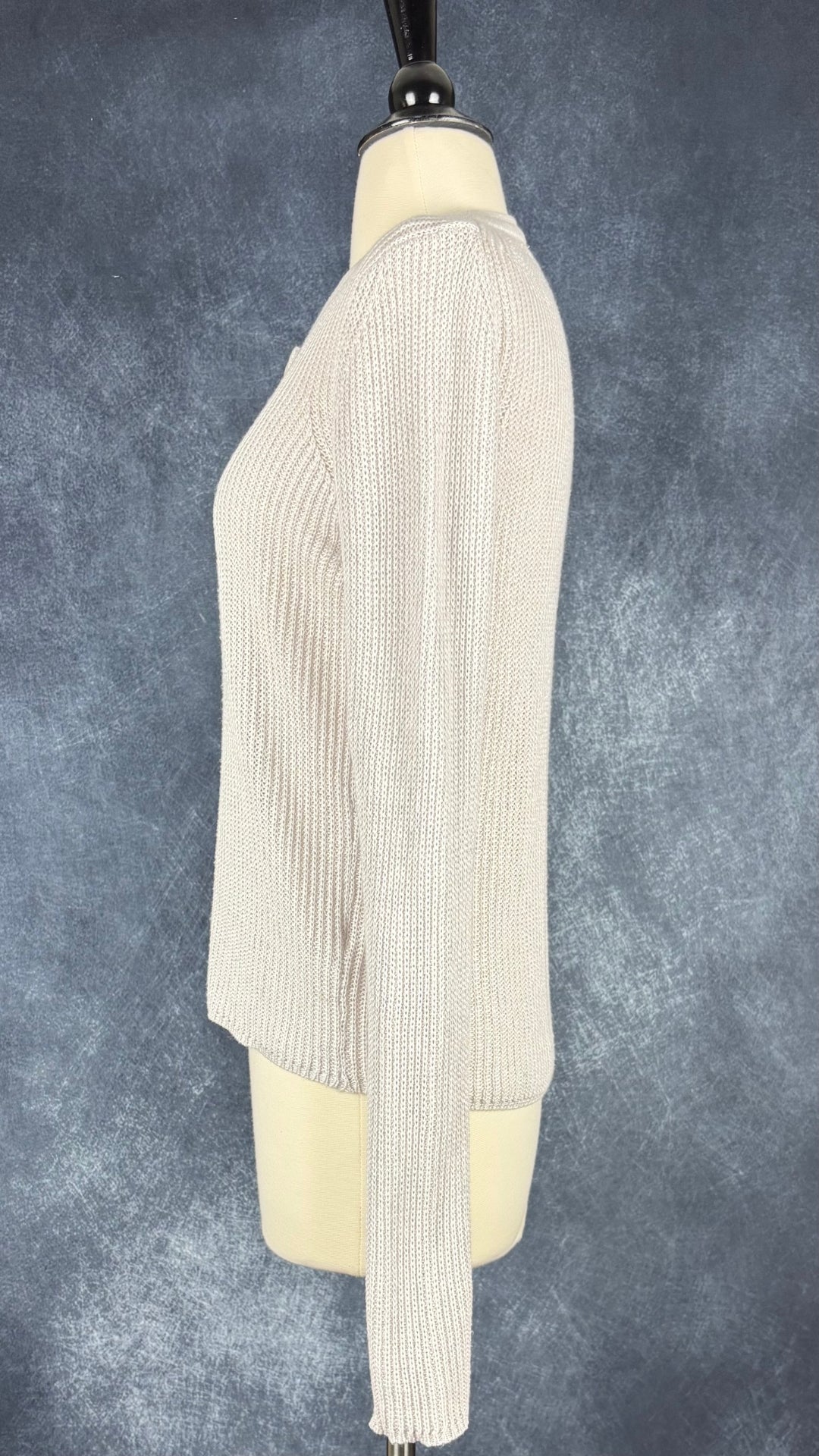 Cardigan gris beige en coton et cachemire Ça va de soi, taille small. Vue de côté.