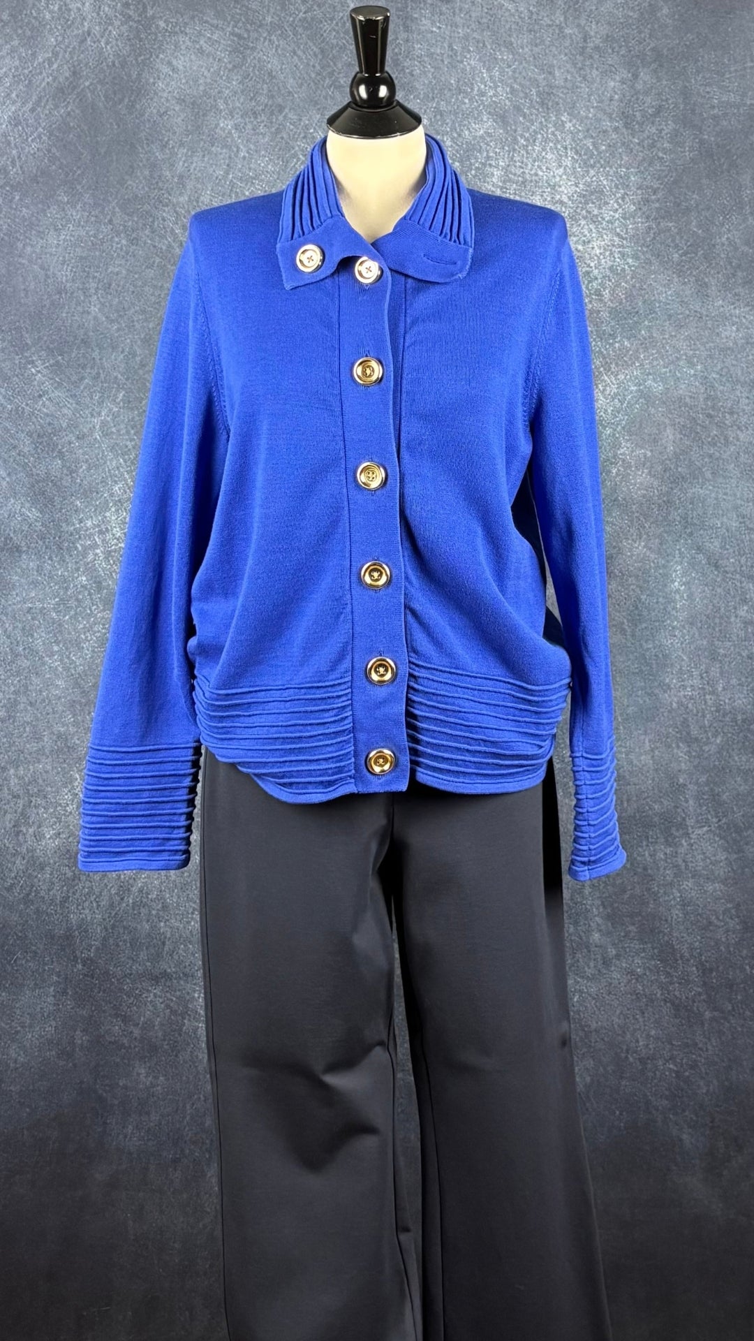 Cardigan bleu vif en fin tricot avec gros boutons dorés Jones New York Signature, taille xl. Vue de l'agencement avec le pantalon marine Part Two.