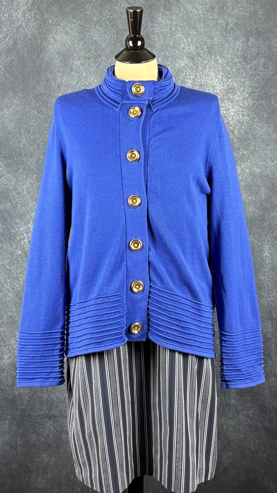 Cardigan bleu vif en fin tricot avec gros boutons dorés Jones New York Signature, taille xl. Vue de l'agencement avec la robe à rayures Banana Republic.
