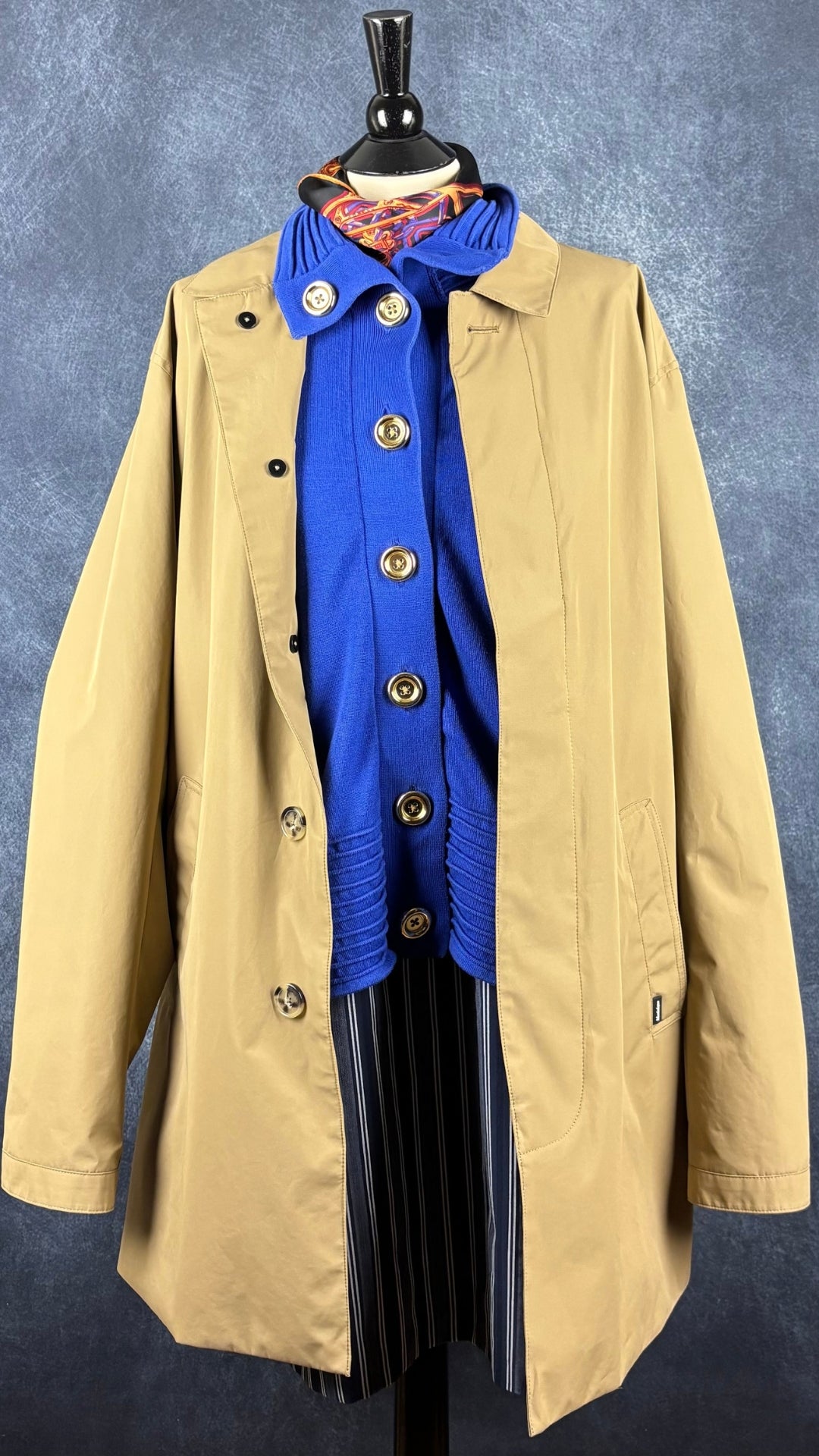 Cardigan bleu vif en fin tricot avec gros boutons dorés Jones New York Signature, taille xl. Vue de l'agencement avec la robe à rayures Banana Republic, le foulard coloré et le manteau beige Matinique.