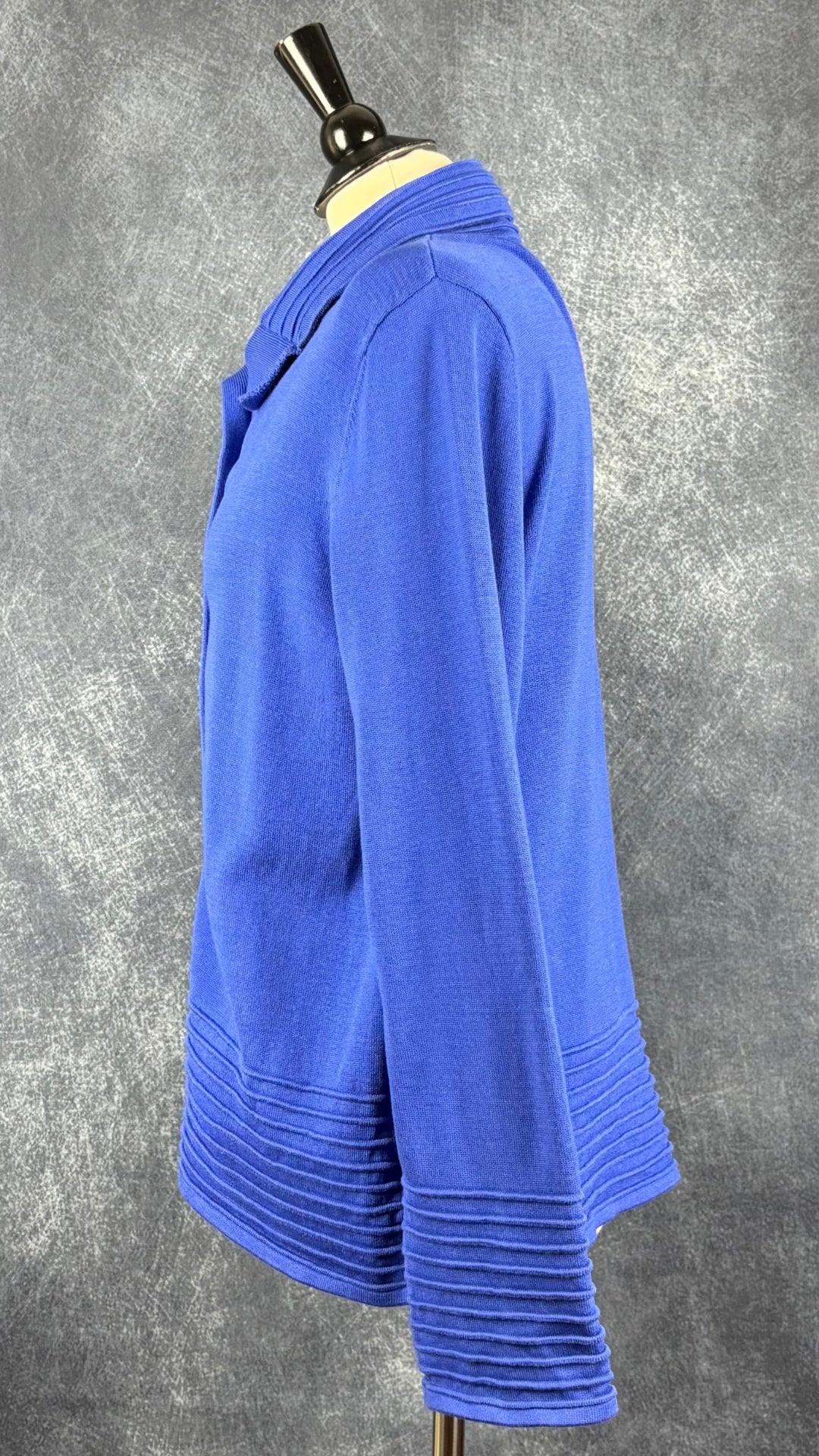Cardigan bleu vif en fin tricot avec gros boutons dorés Jones New York Signature, taille xl. Vue de côté.